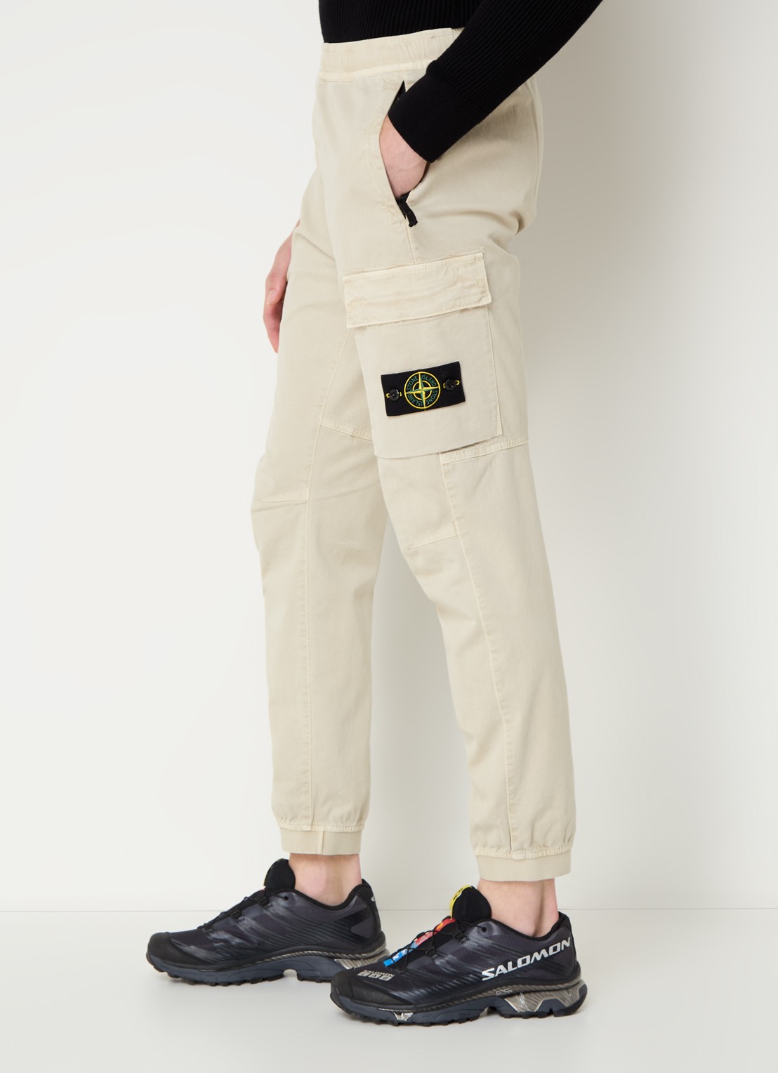 Stone Island 313L1 tapered fit cargobroek met logo - detail 2 beige