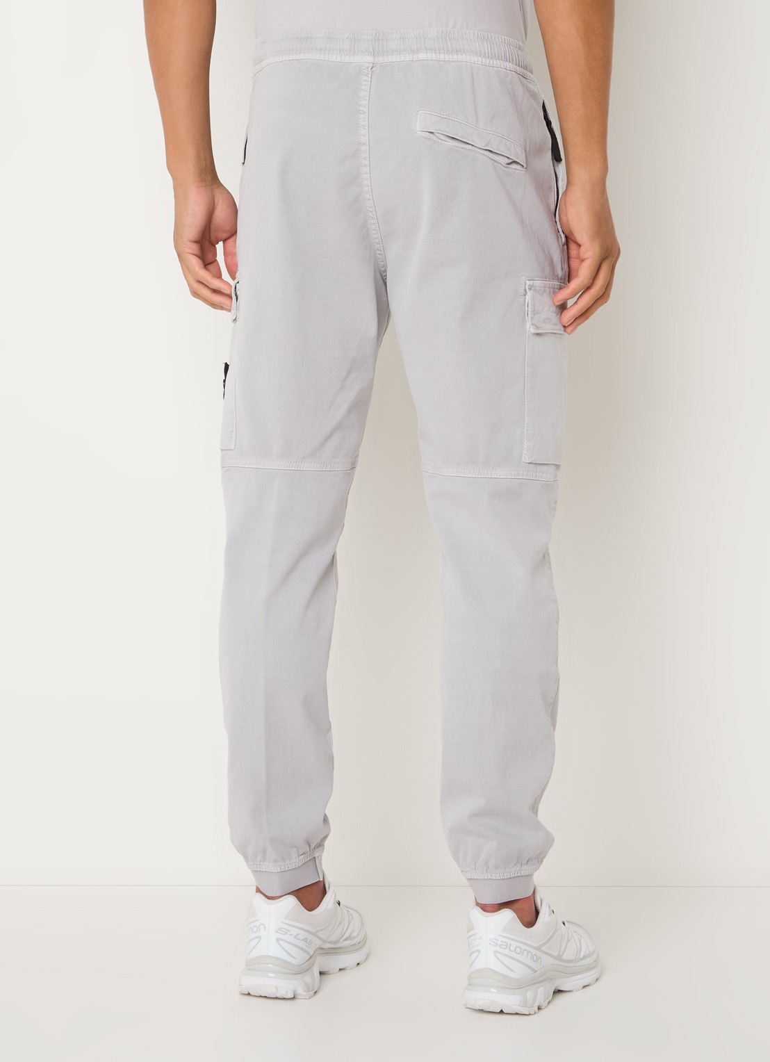 Stone Island 313L1 tapered fit cargobroek met logo - achterkant 6 lichtgrijs