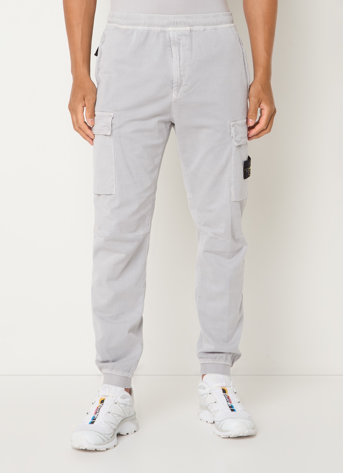 Stone Island 313L1 tapered fit cargobroek met logo - detail lichtgrijs