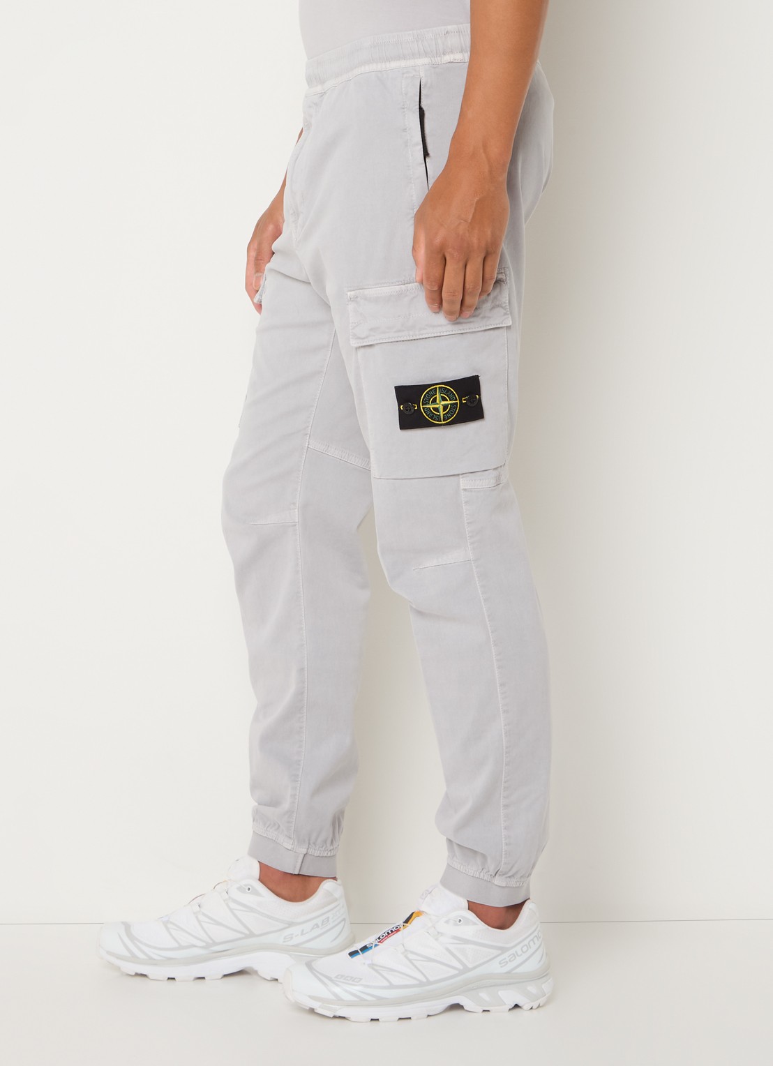 Stone Island 313L1 tapered fit cargobroek met logo - detail 2 lichtgrijs