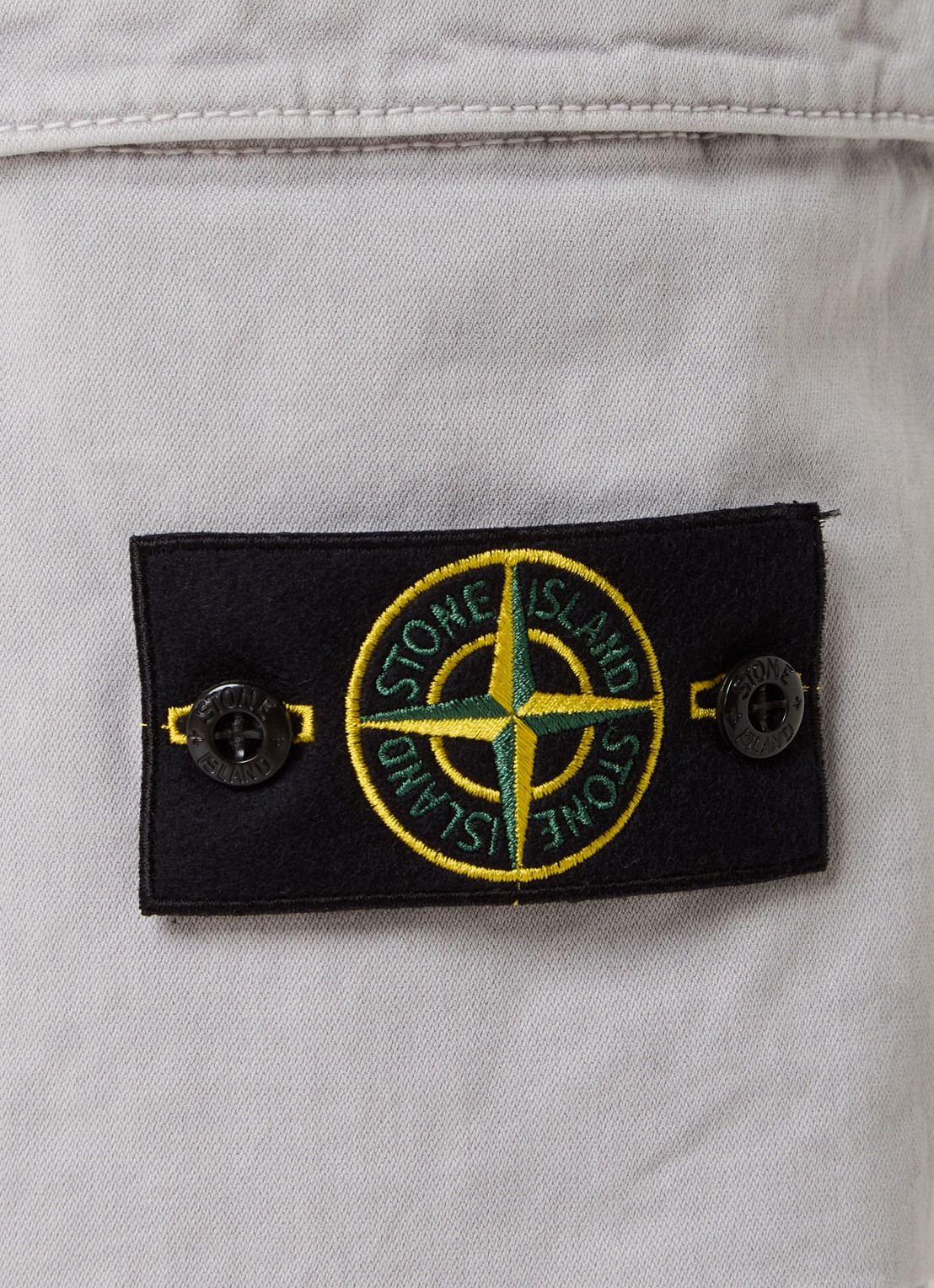 Stone Island 313L1 tapered fit cargobroek met logo - detail 3 lichtgrijs