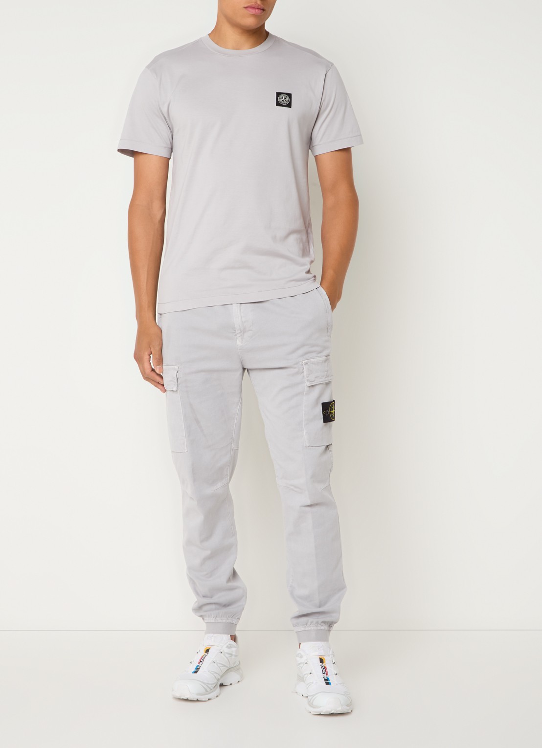 Stone Island 313L1 tapered fit cargobroek met logo - voorkant 5 lichtgrijs