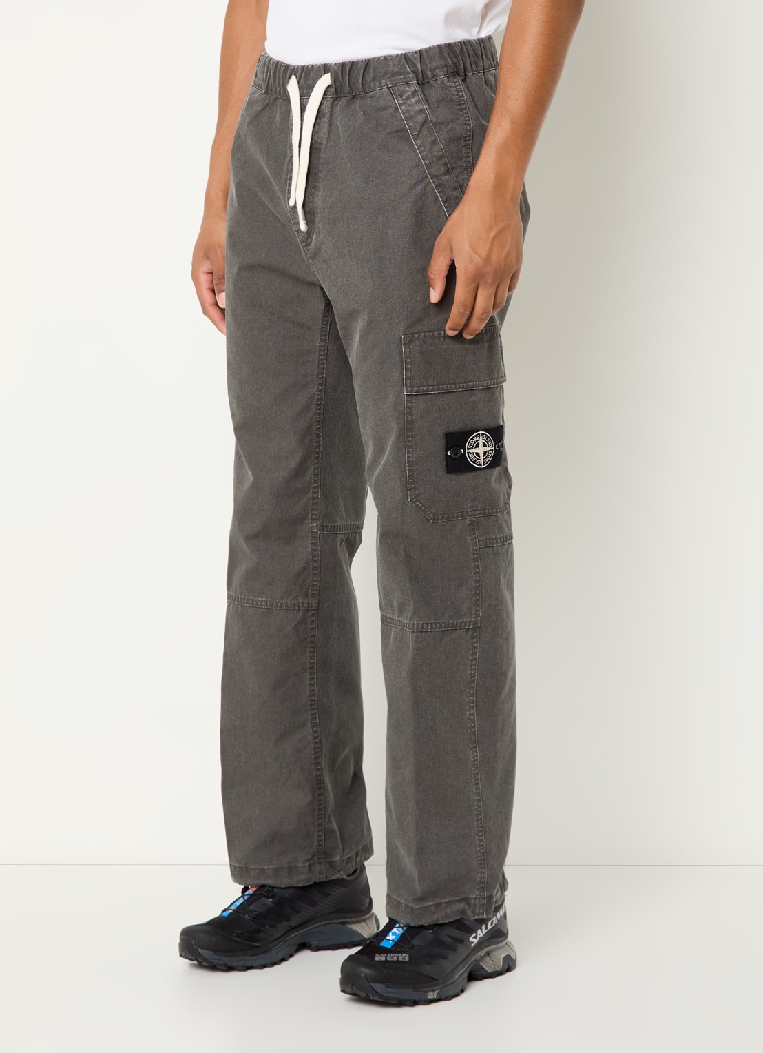 Stone Island 32T1 straight fit cargobroek  met logo - detail 2 grijs