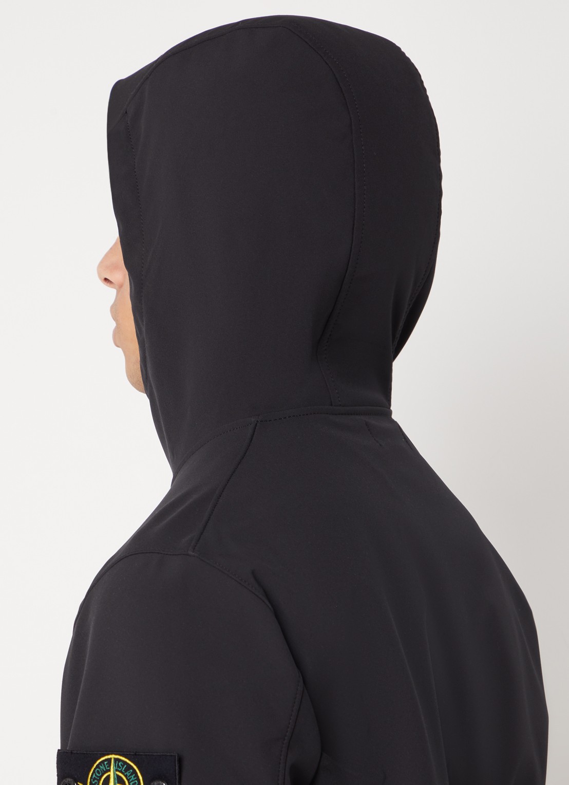 Stone Island 40227 softshell jack met logo en capuchon - detail 2 zwart
