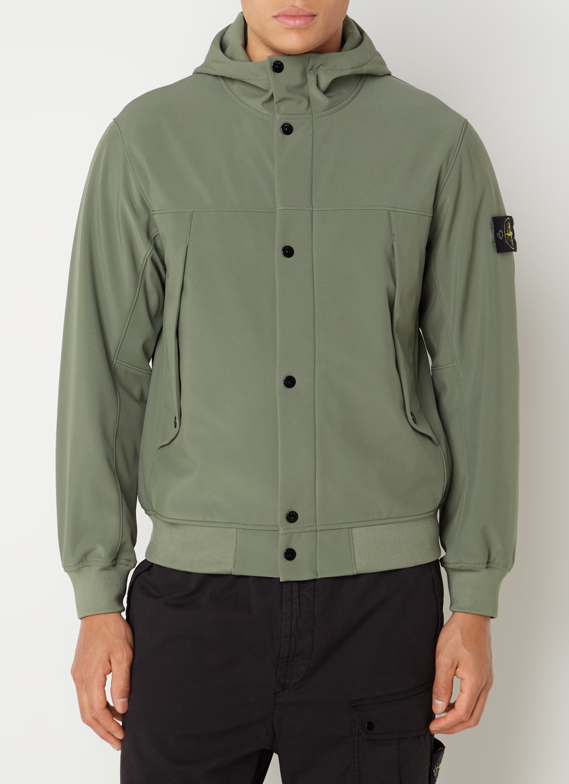 Stone Island 40227 softshell jack met logo en capuchon - detail legergroen