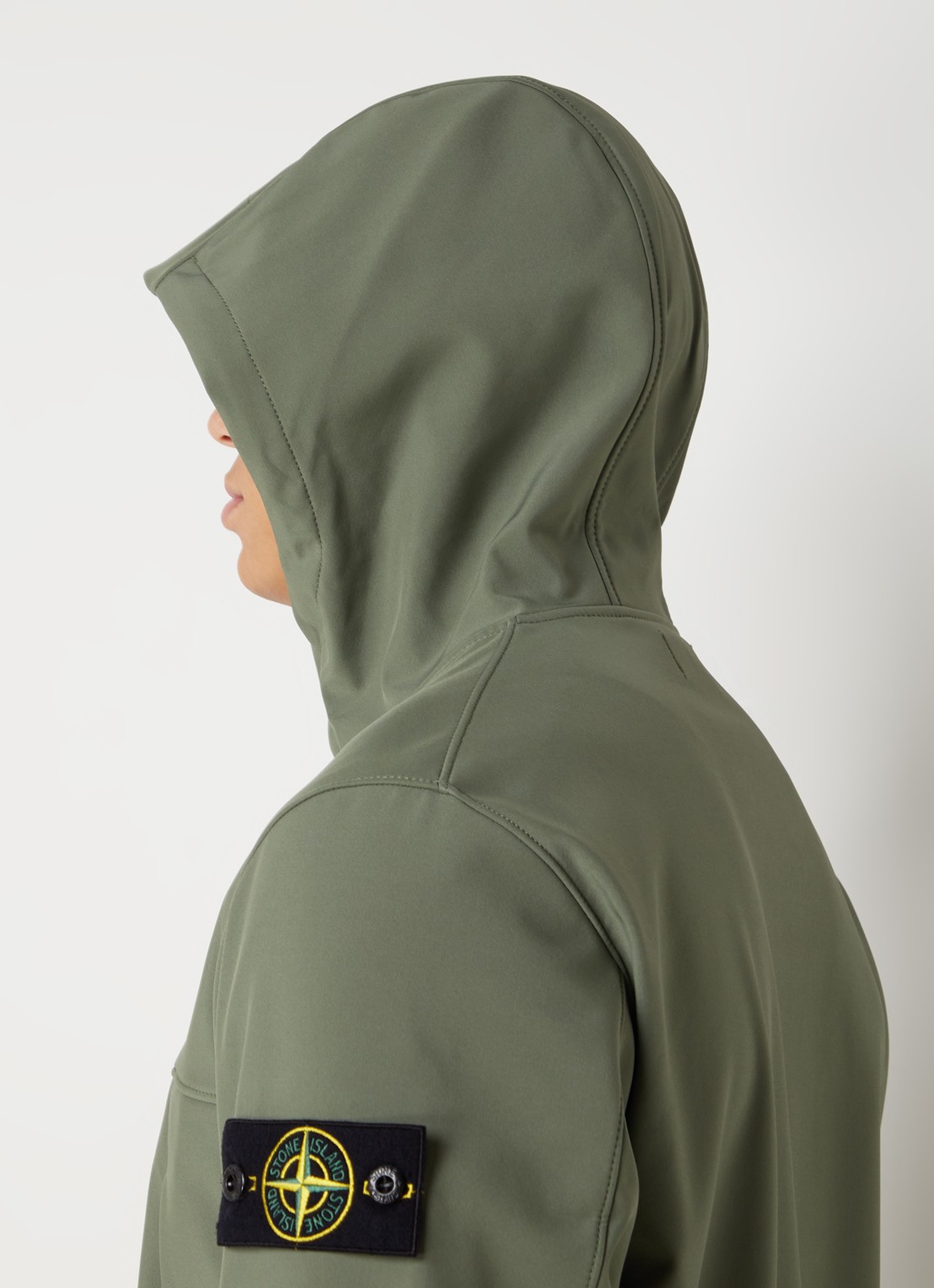 Stone Island 40227 softshell jack met logo en capuchon - detail 2 legergroen