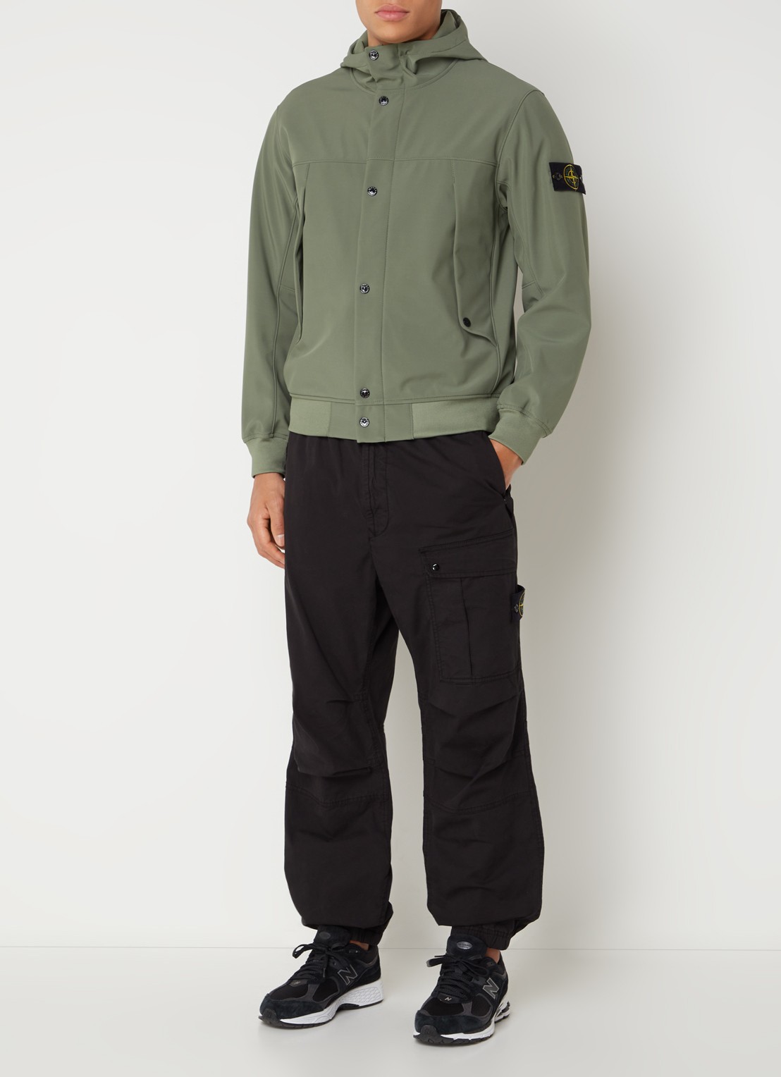 Stone Island 40227 softshell jack met logo en capuchon - voorkant 6 legergroen
