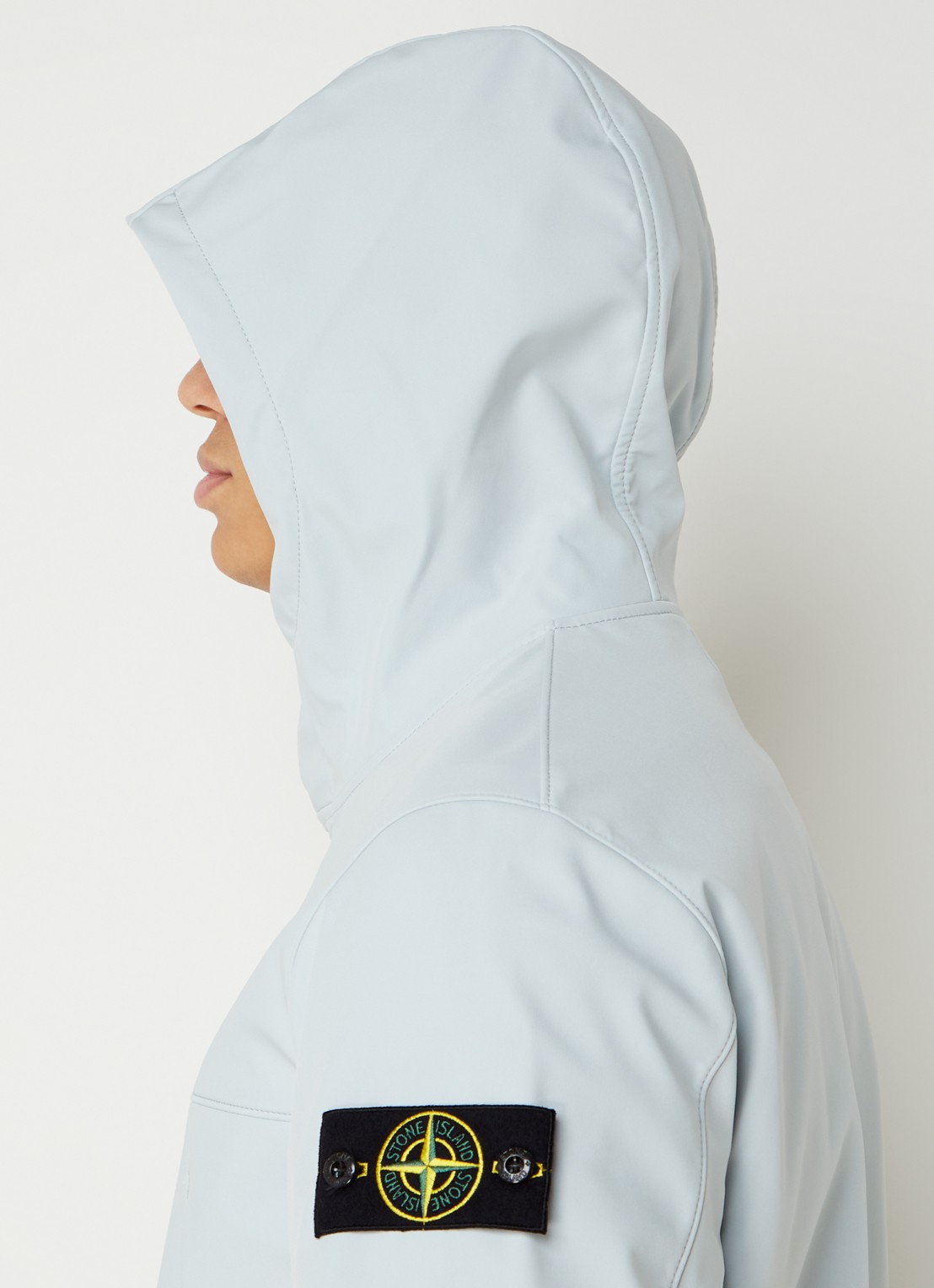 Stone Island 40227 softshell jack met logo en capuchon - detail 5 lichtblauw