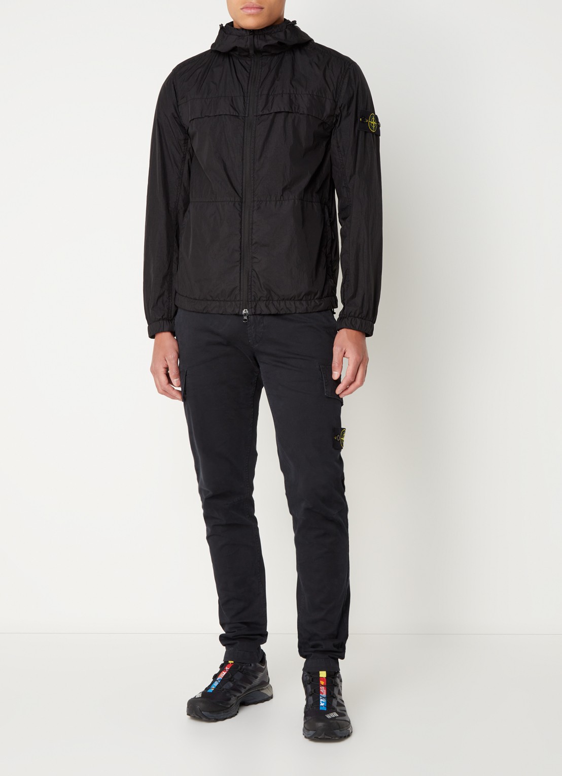 Stone Island 40922 windjack met capuchon en logo - voorkant 3 zwart