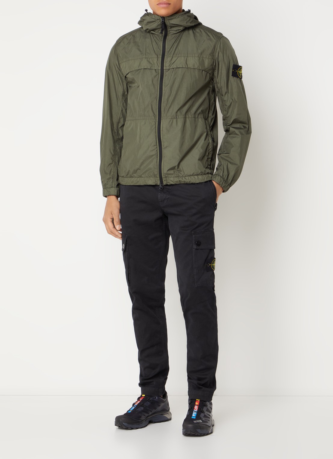 Stone Island 40922 windjack met capuchon en logo - voorkant 6 legergroen