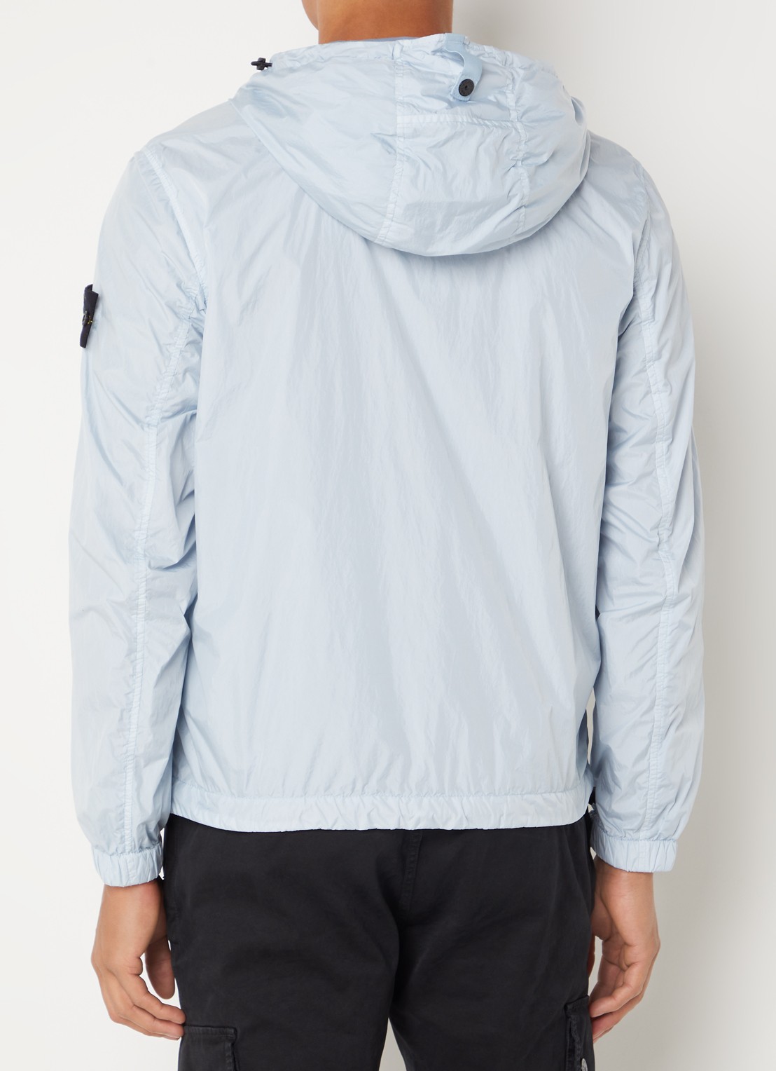 Stone Island 40922 windjack met capuchon en logo - achterkant lichtblauw
