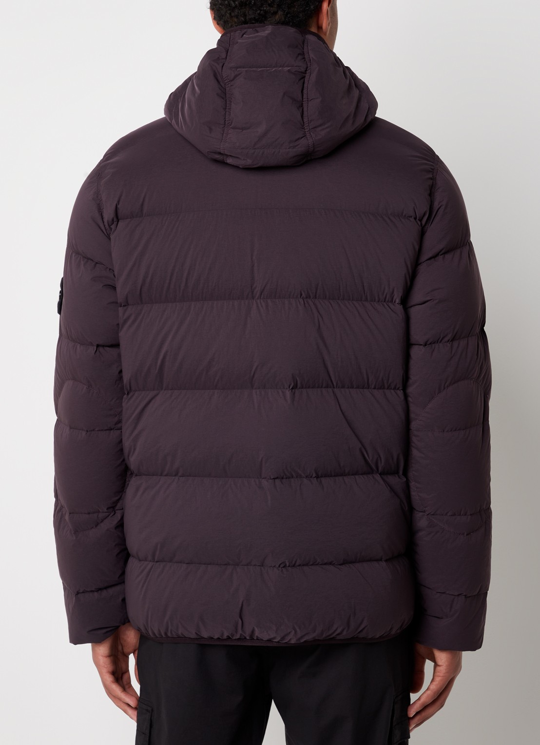 Stone Island 43728 puffer jack met logo met donsvullling - achterkant aubergine