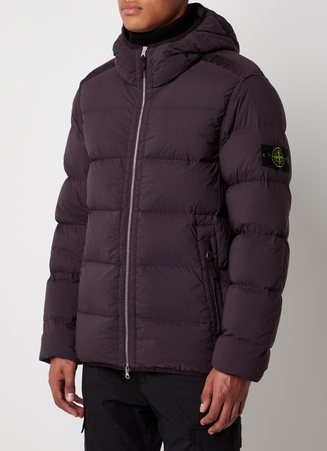 Stone Island 43728 puffer jack met logo met donsvullling - detail 2 aubergine