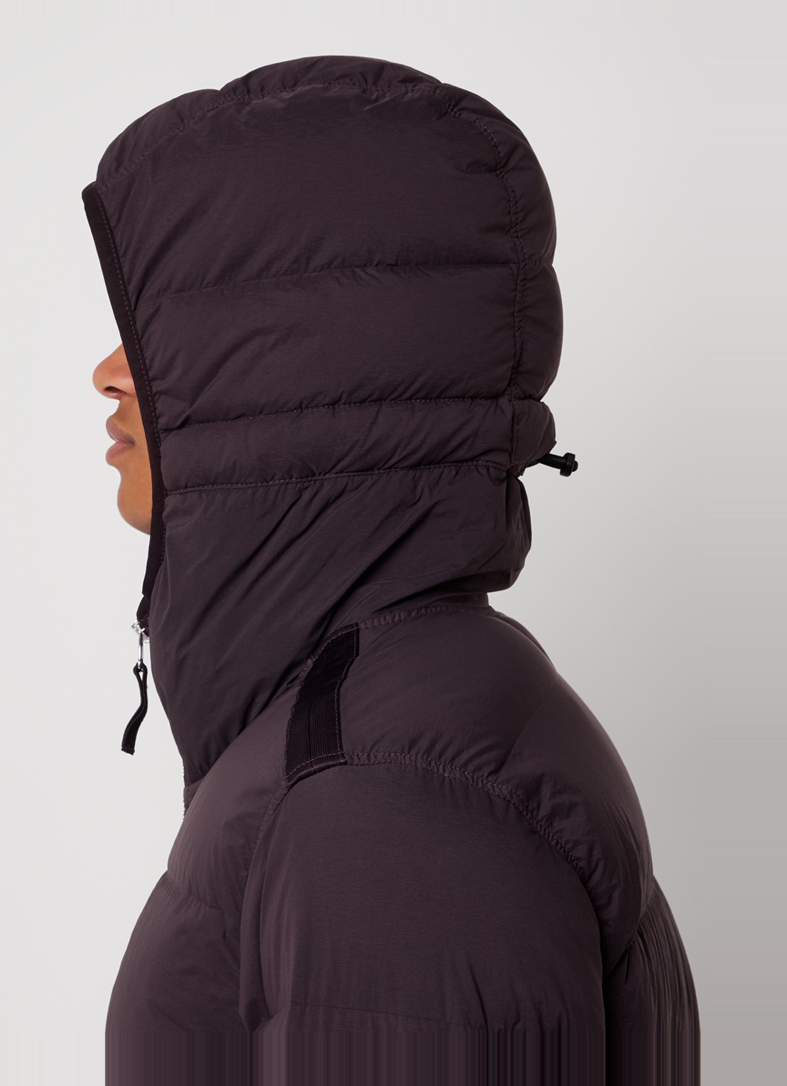 Stone Island 43728 puffer jack met logo met donsvullling - detail 3 aubergine