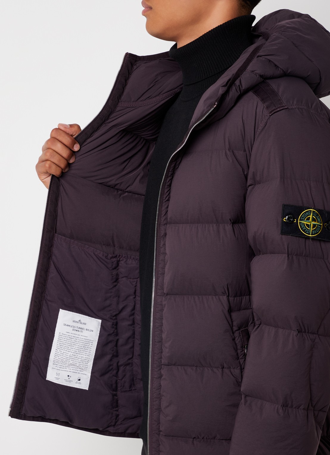 Stone Island 43728 puffer jack met logo met donsvullling - detail 4 aubergine