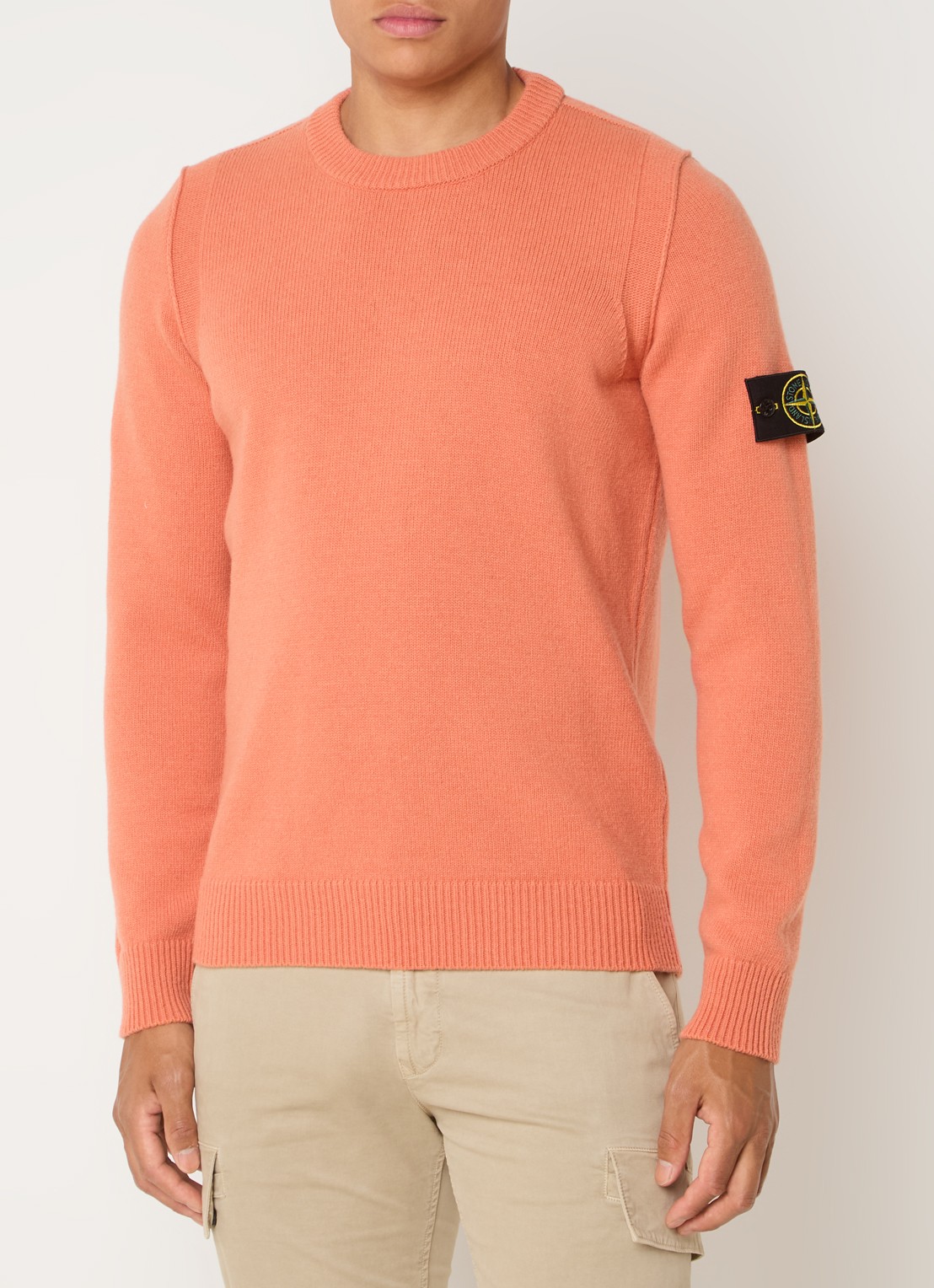 Stone Island 508A3 fijngebreide pullover in wolblend met logo - detail oranjerood