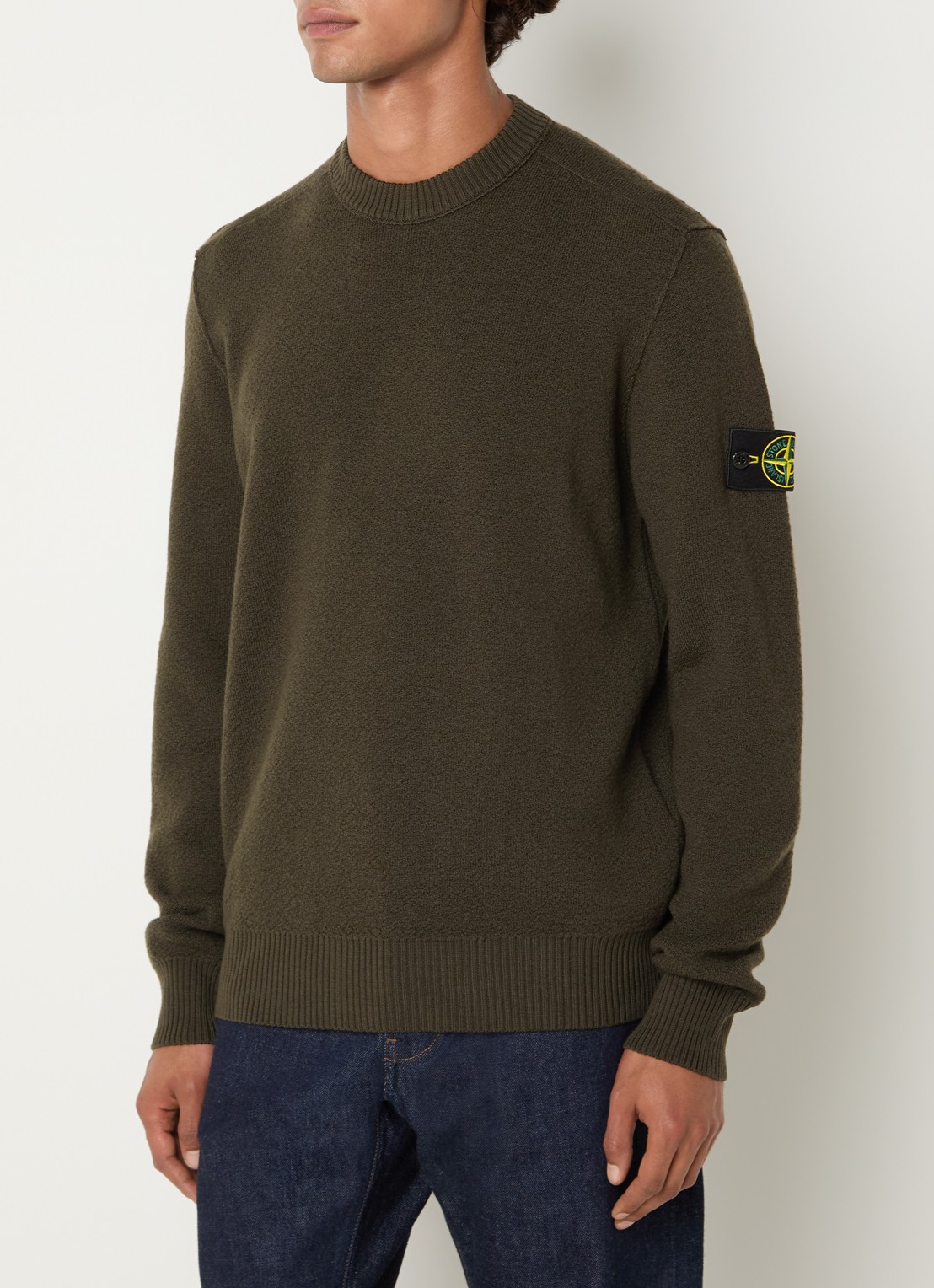 Stone Island 5100011 Grofgebreide trui van scheerwol met logo - detail donkerbruin