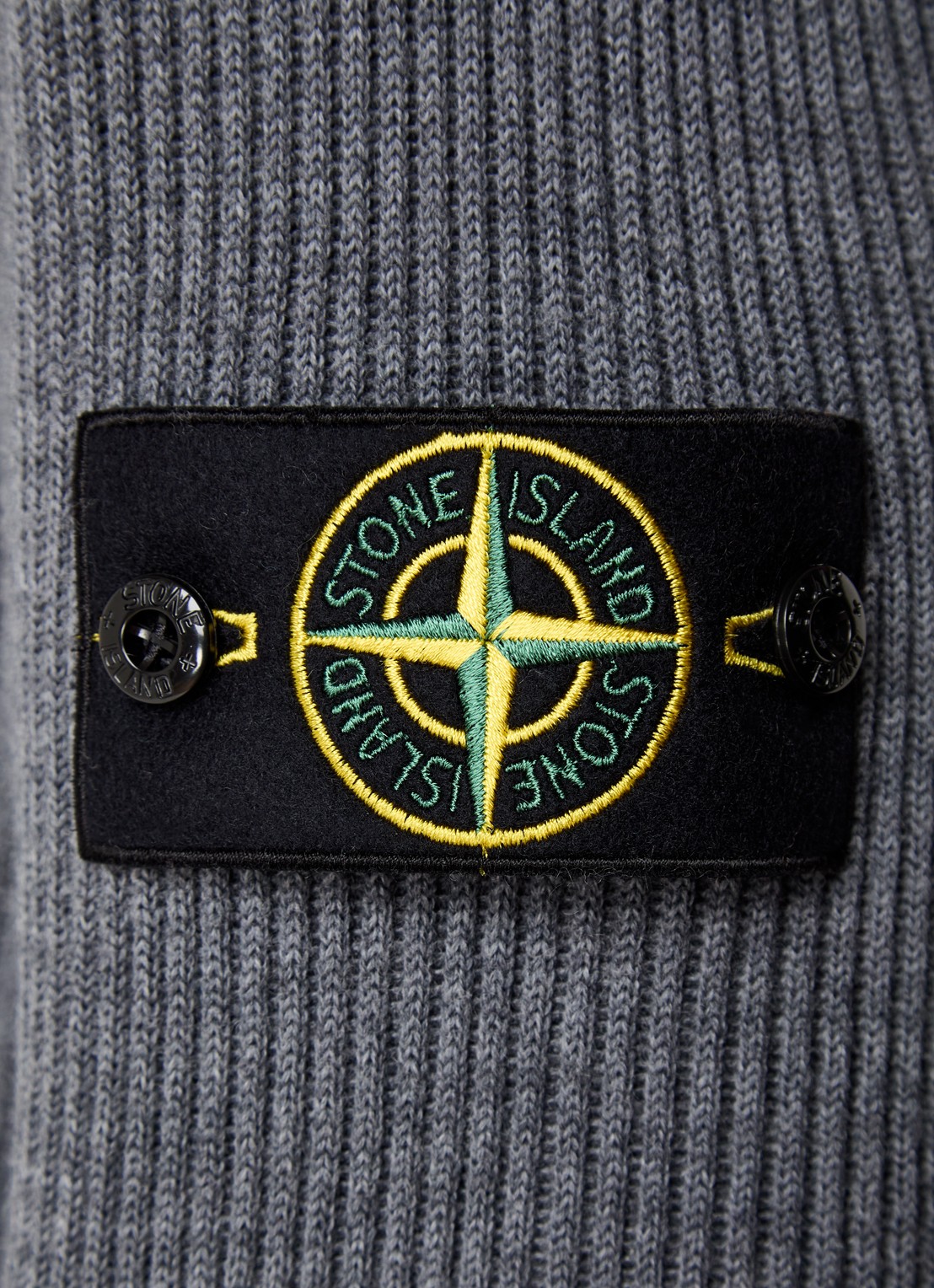 Stone Island 552C2 ribgebreide coltrui van scheerwol met logo - detail 5 middengrijs