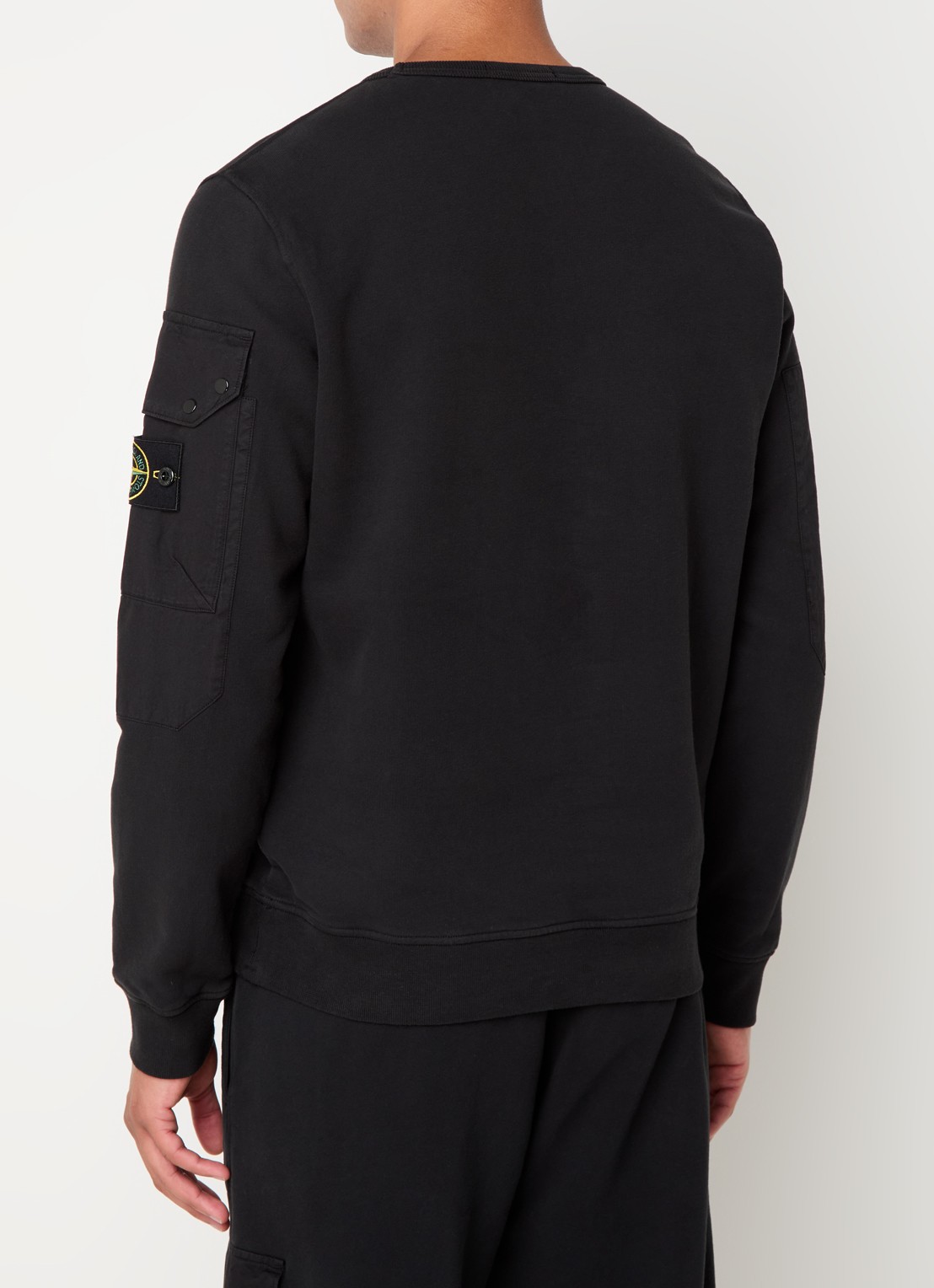 Stone Island 63920 sweater met klepzak en logo - achterkant zwart