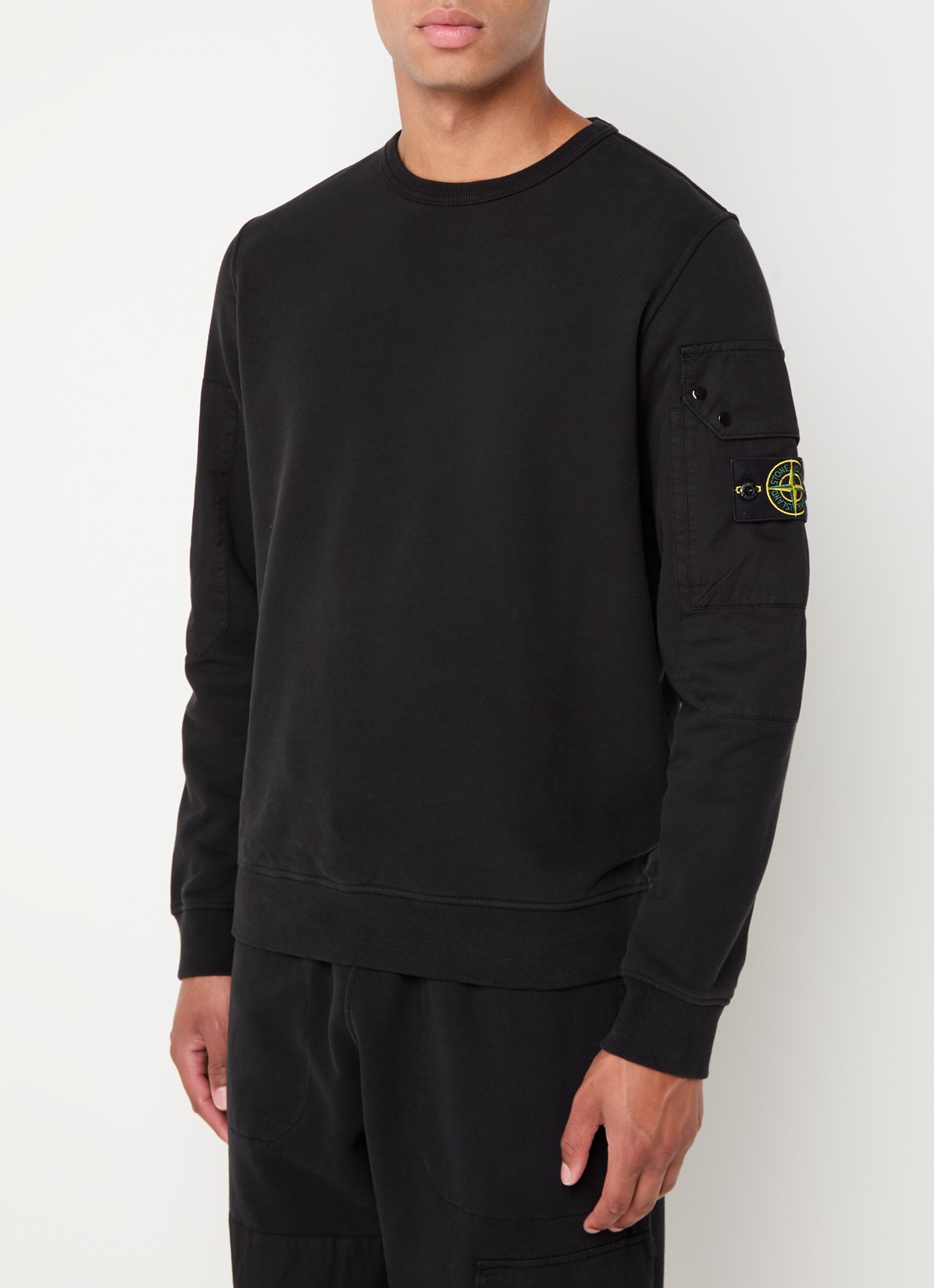 Stone Island 63920 sweater met klepzak en logo - detail 4 zwart