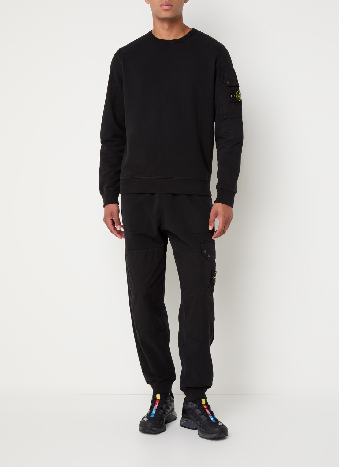 Stone Island 63920 sweater met klepzak en logo - voorkant 3 zwart