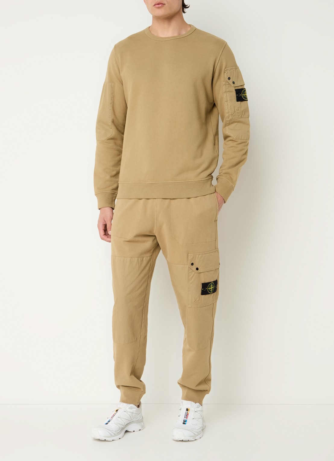 Stone Island 63920 sweater met klepzak en logo - voorkant 5 khaki