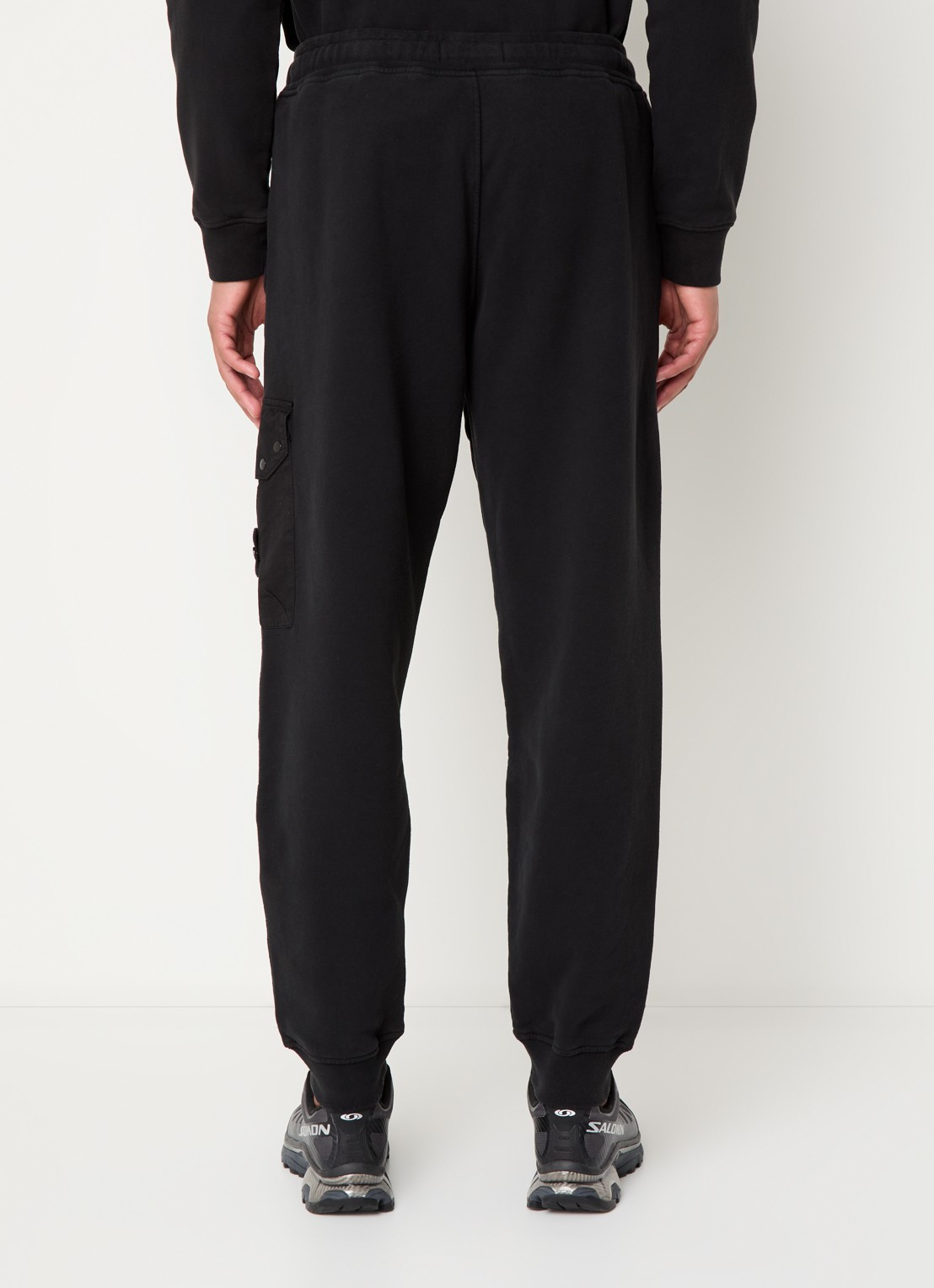 Stone Island 64020 tapered fit joggingbroek met klepzak en logo - achterkant zwart