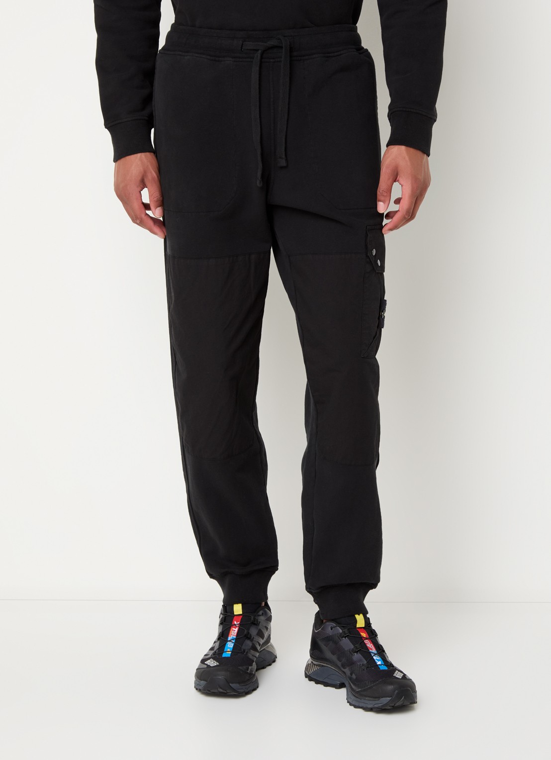 Stone Island 64020 tapered fit joggingbroek met klepzak en logo - detail 4 zwart