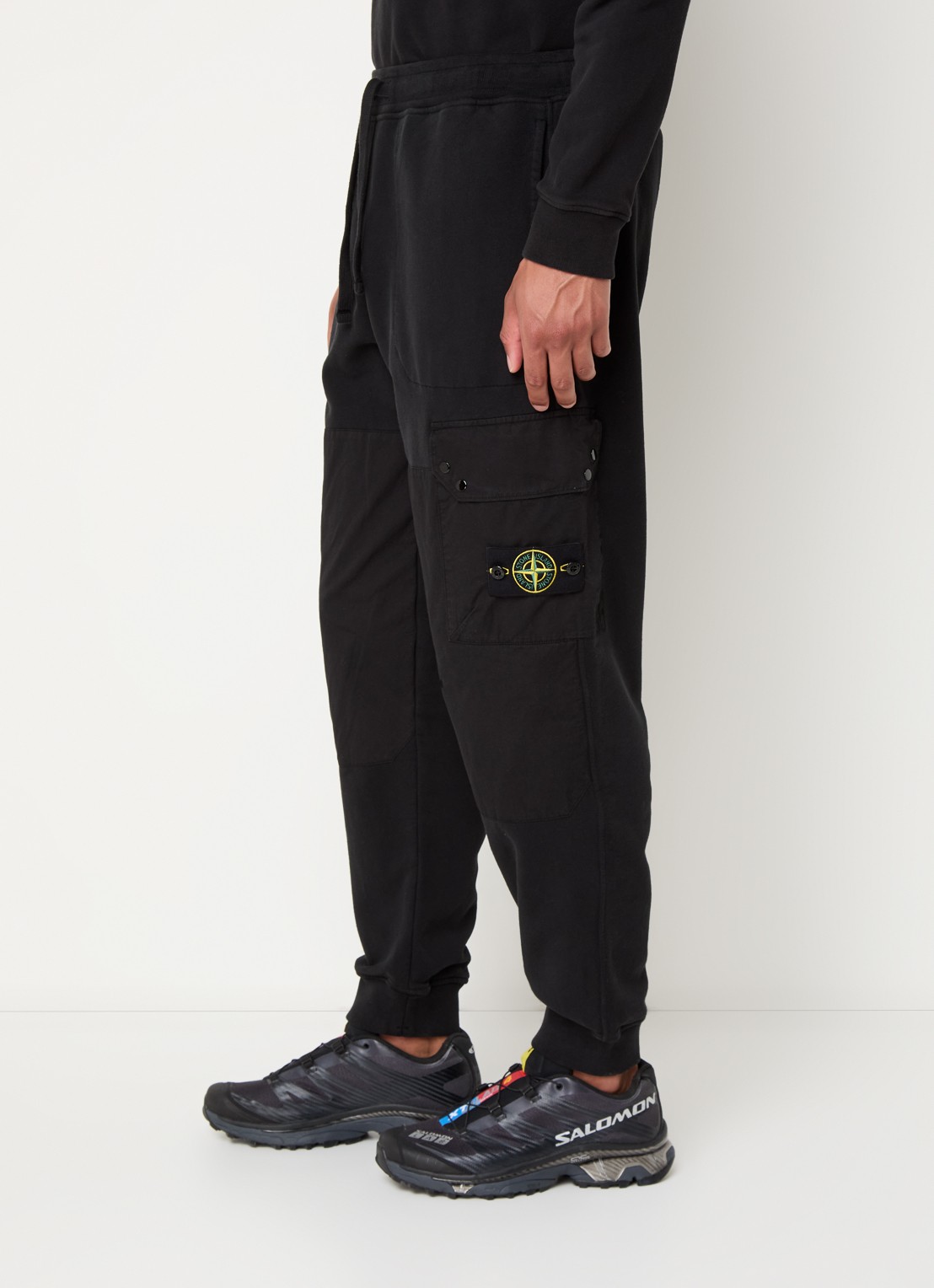 Stone Island 64020 tapered fit joggingbroek met klepzak en logo - detail 5 zwart