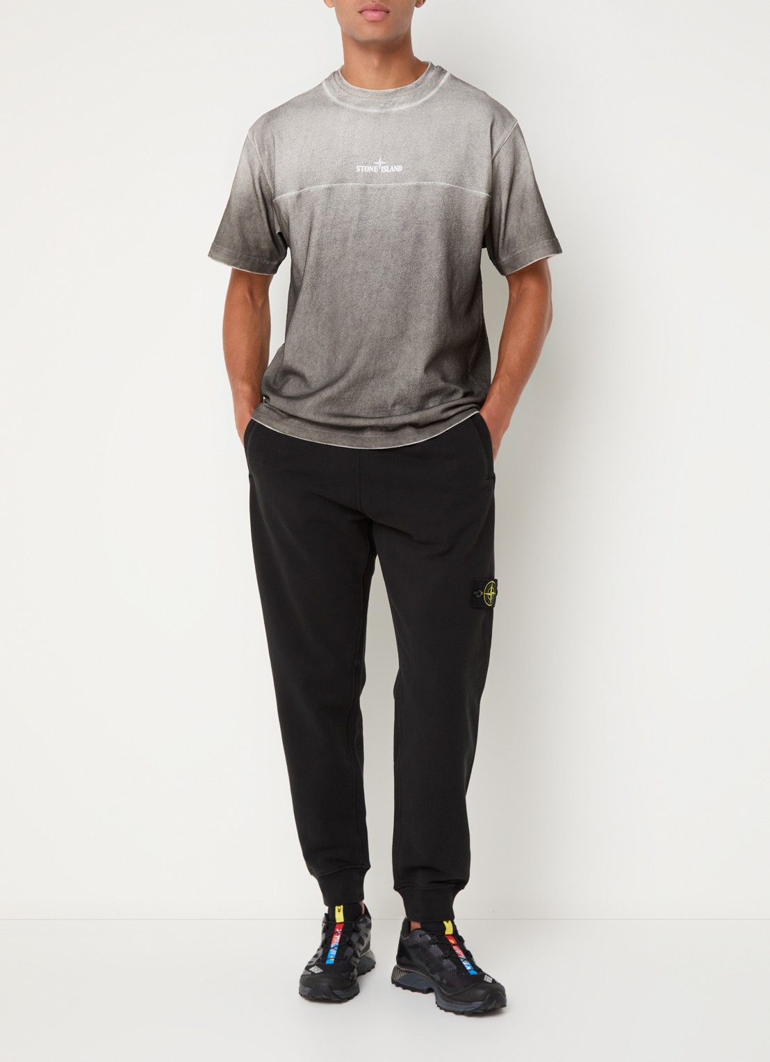 Stone Island 64020 tapered fit joggingbroek met klepzak en logo - voorkant 3 zwart