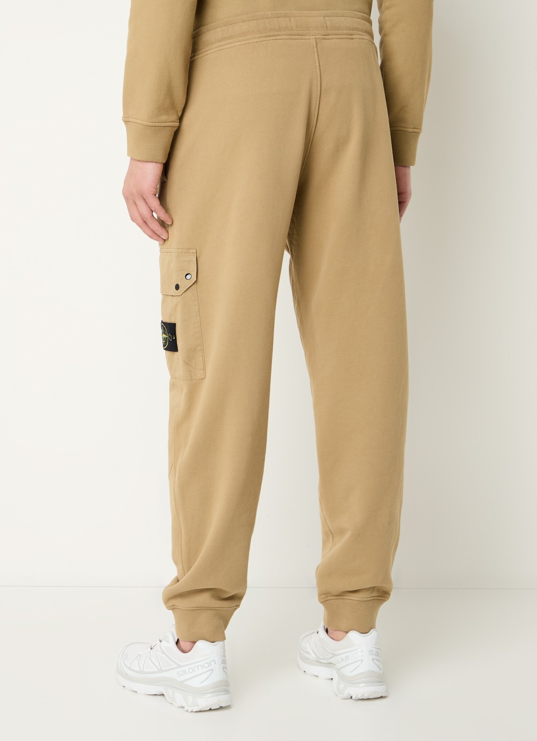 Stone Island 64020 tapered fit joggingbroek met klepzak en logo - achterkant 6 beige