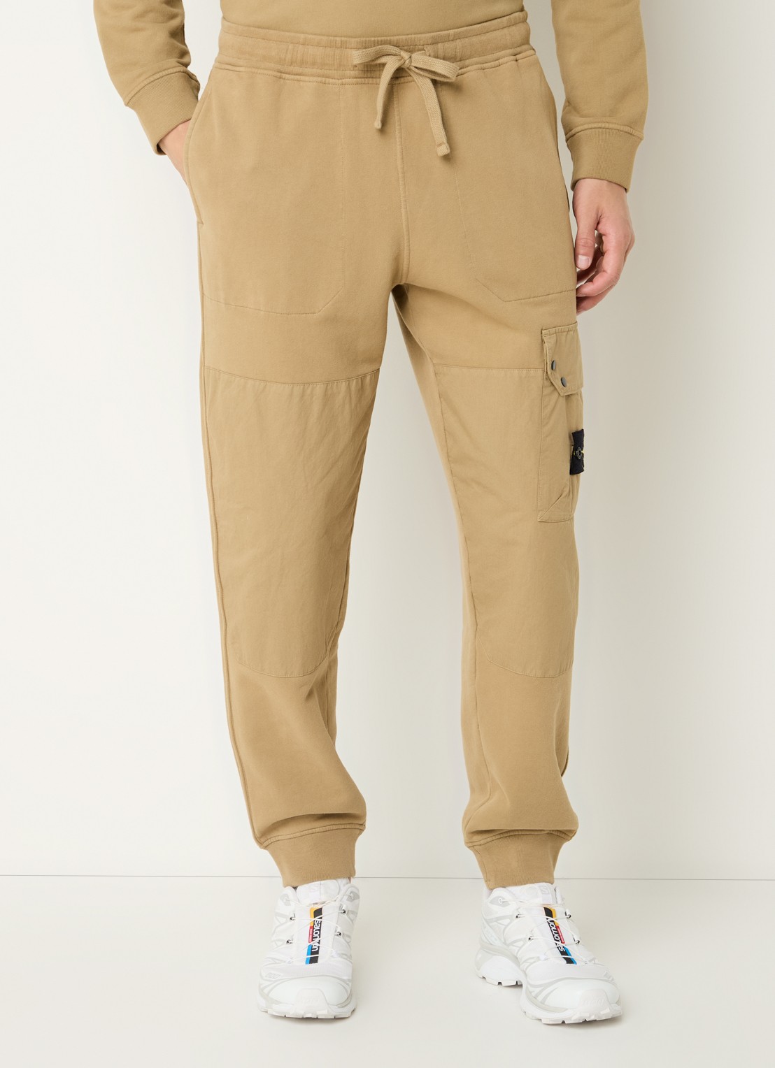 Stone Island 64020 tapered fit joggingbroek met klepzak en logo - detail beige