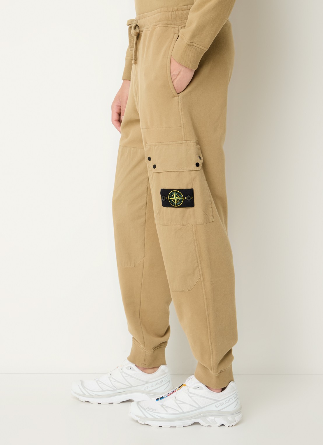 Stone Island 64020 tapered fit joggingbroek met klepzak en logo - detail 3 beige