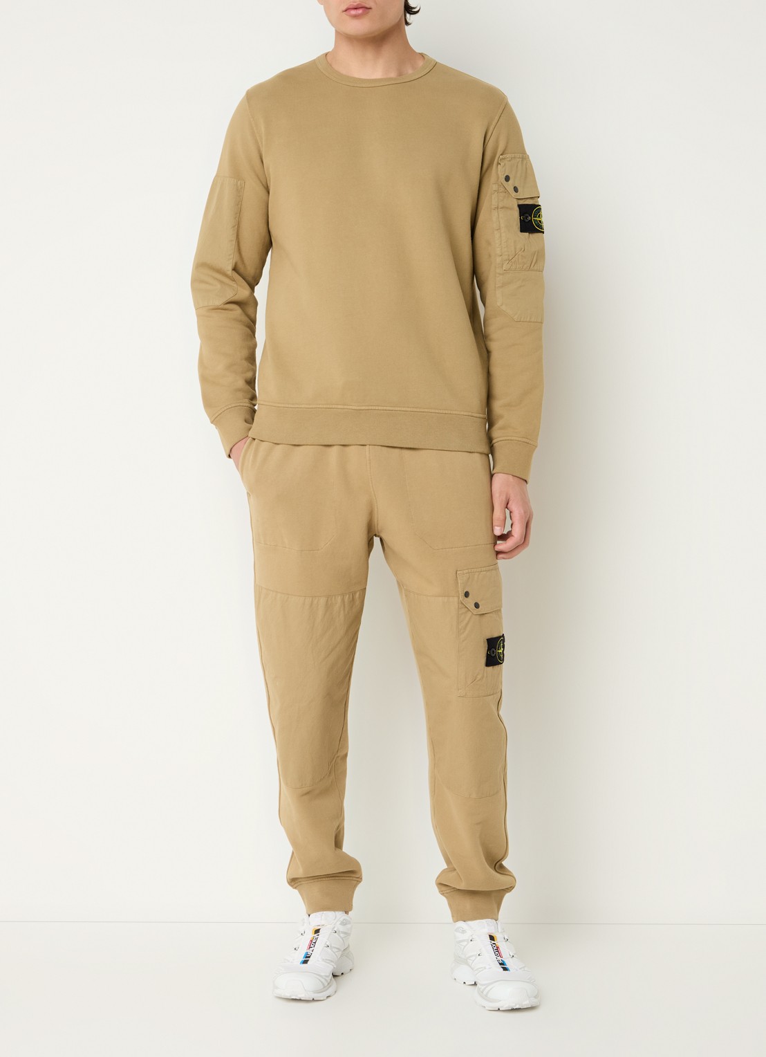 Stone Island 64020 tapered fit joggingbroek met klepzak en logo - voorkant 5 beige