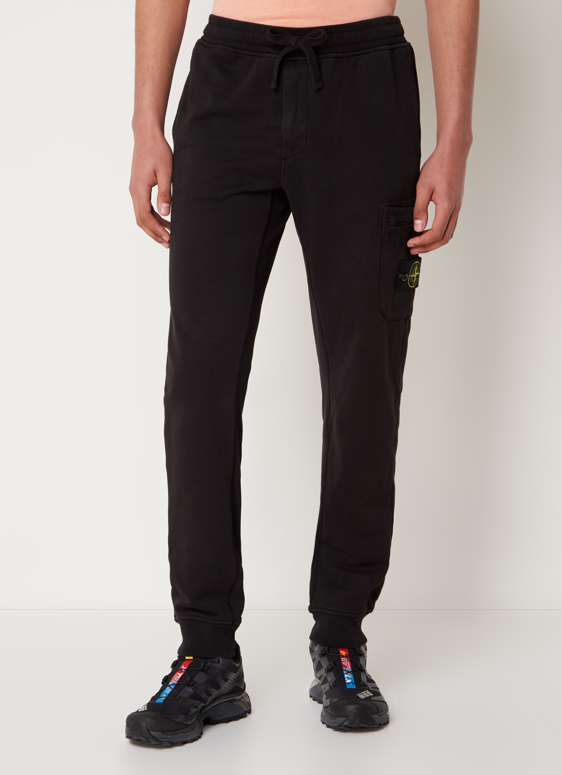 Stone Island 64551 tapered fit joggingbroek met steekzakken en logo - detail zwart