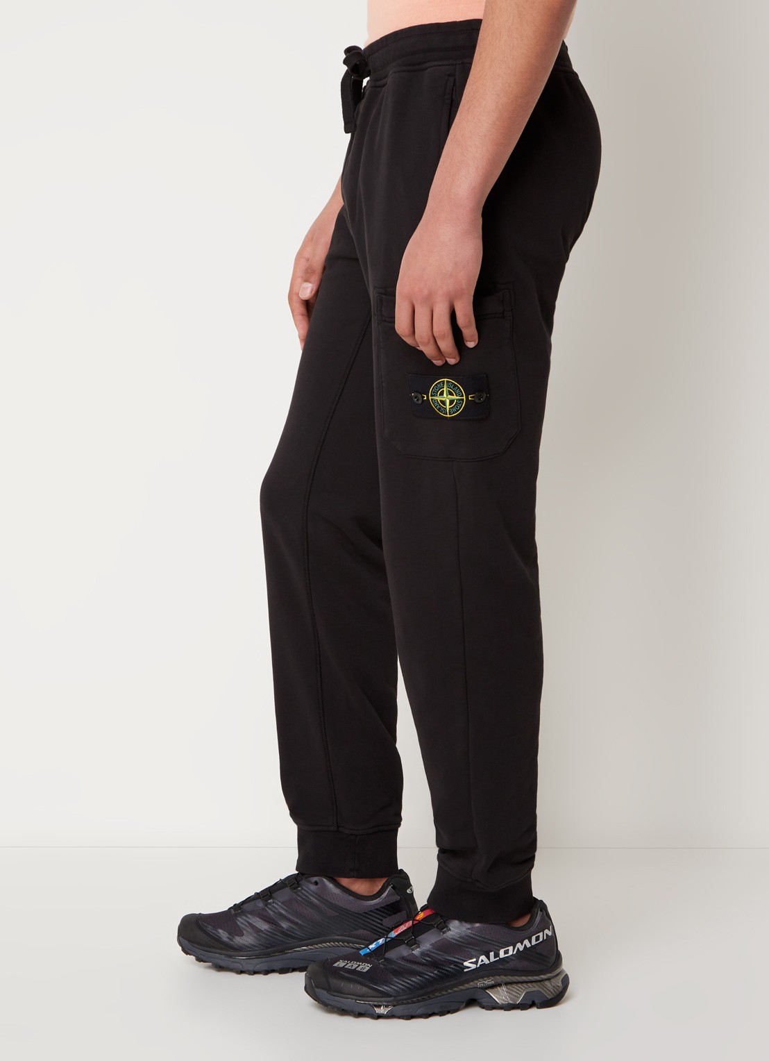 Stone Island 64551 tapered fit joggingbroek met steekzakken en logo - detail 2 zwart
