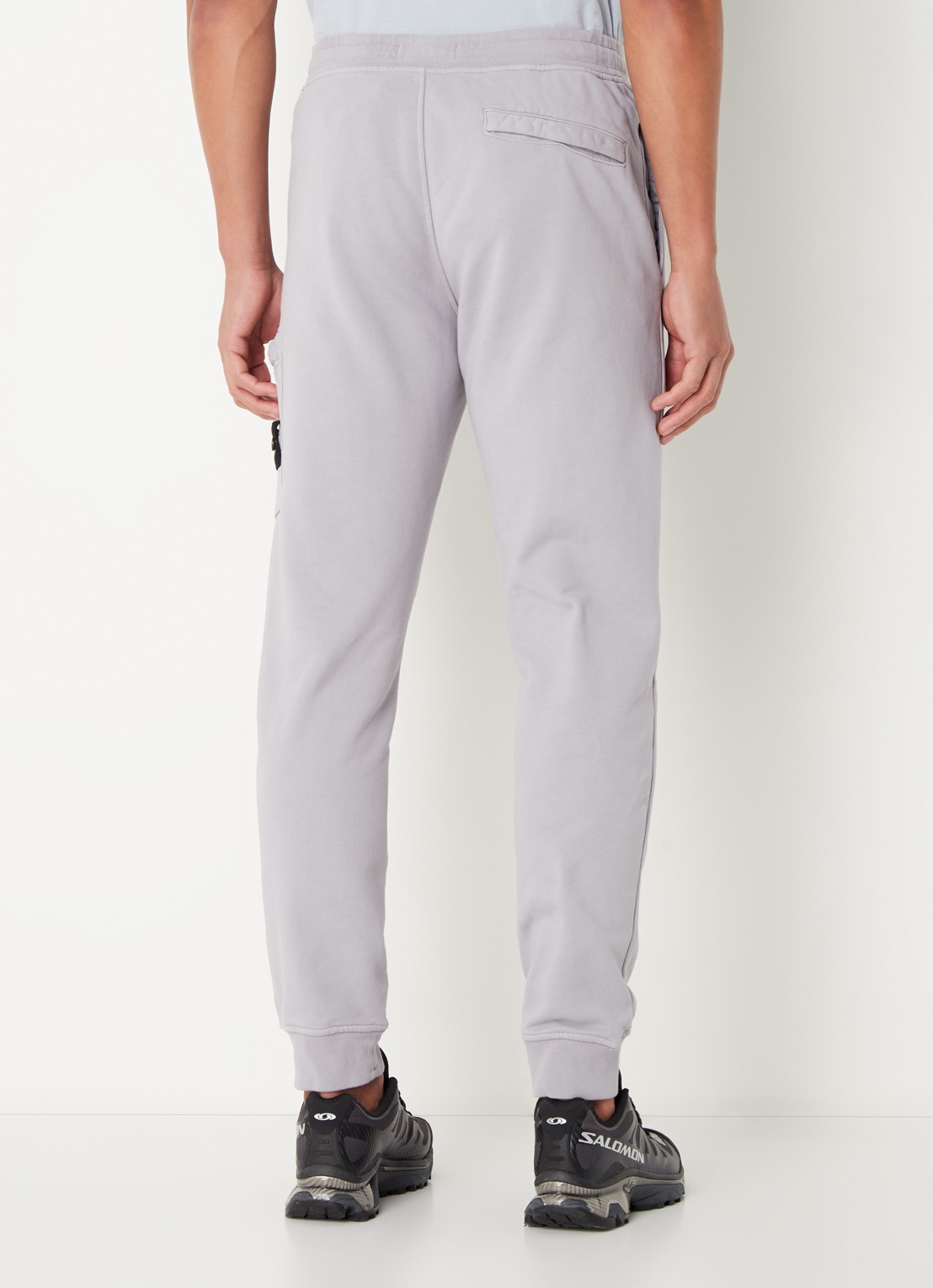 Stone Island 64551 tapered fit joggingbroek met steekzakken en logo - achterkant lichtgrijs