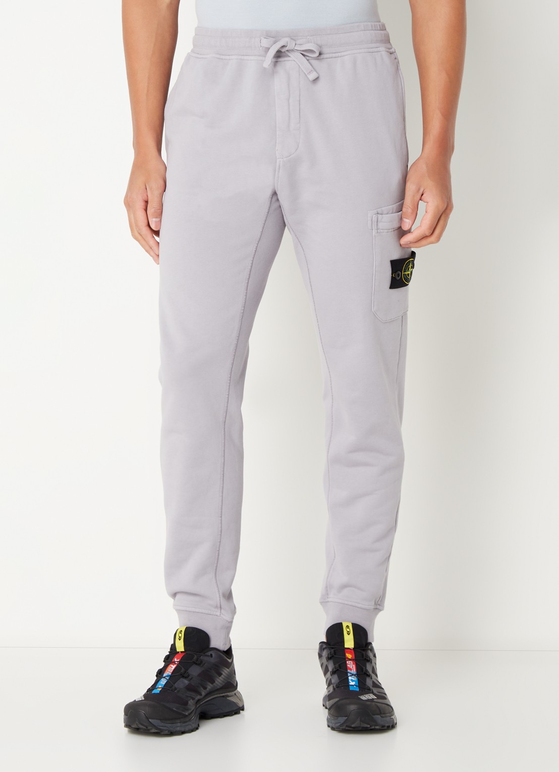 Stone Island 64551 tapered fit joggingbroek met steekzakken en logo - detail 2 lichtgrijs
