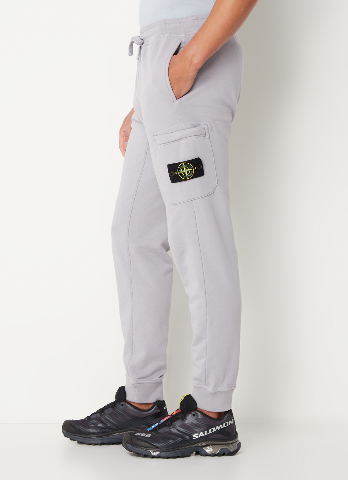 Stone Island 64551 tapered fit joggingbroek met steekzakken en logo - detail 3 lichtgrijs