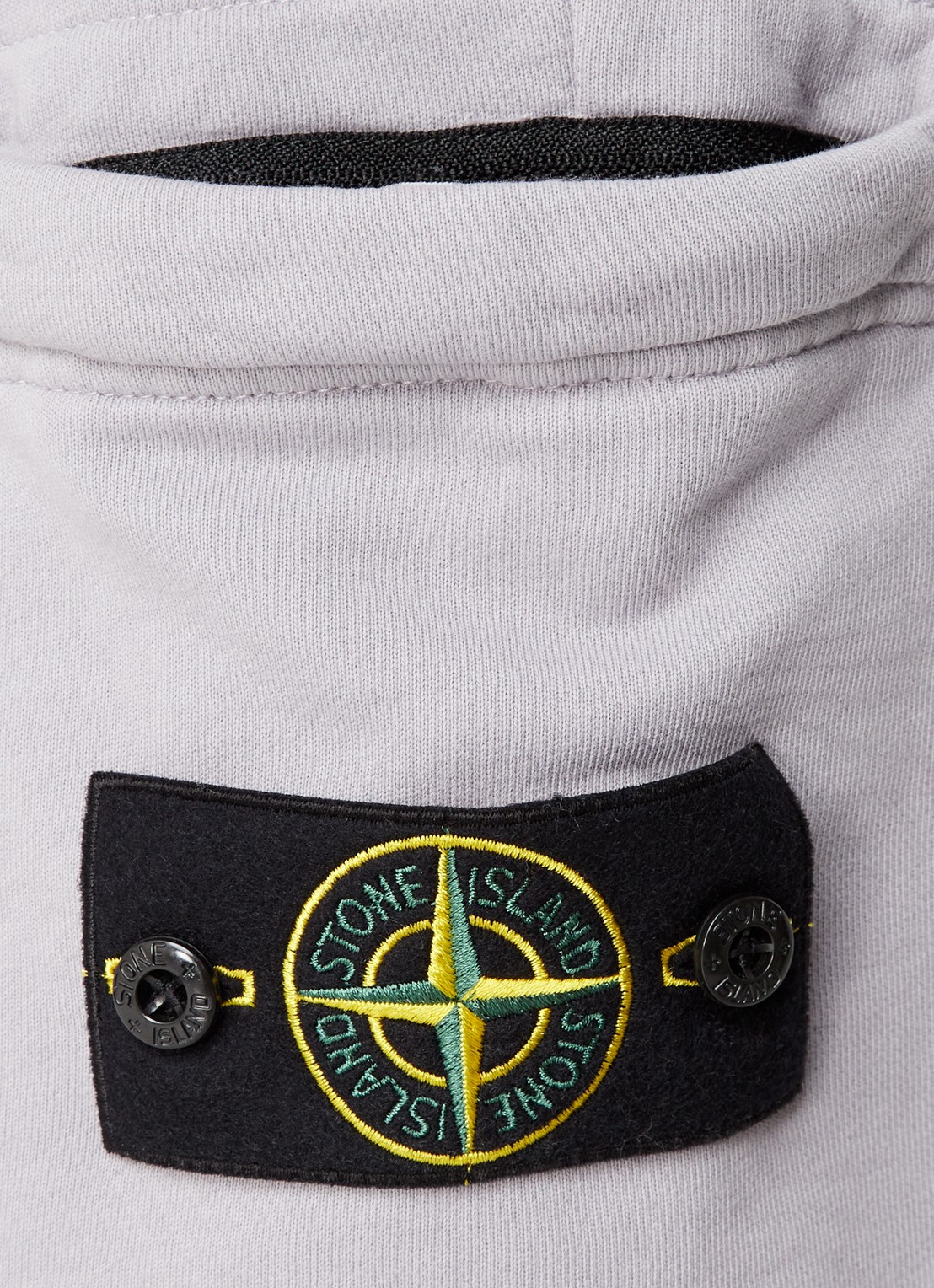 Stone Island 64551 tapered fit joggingbroek met steekzakken en logo - detail 4 lichtgrijs