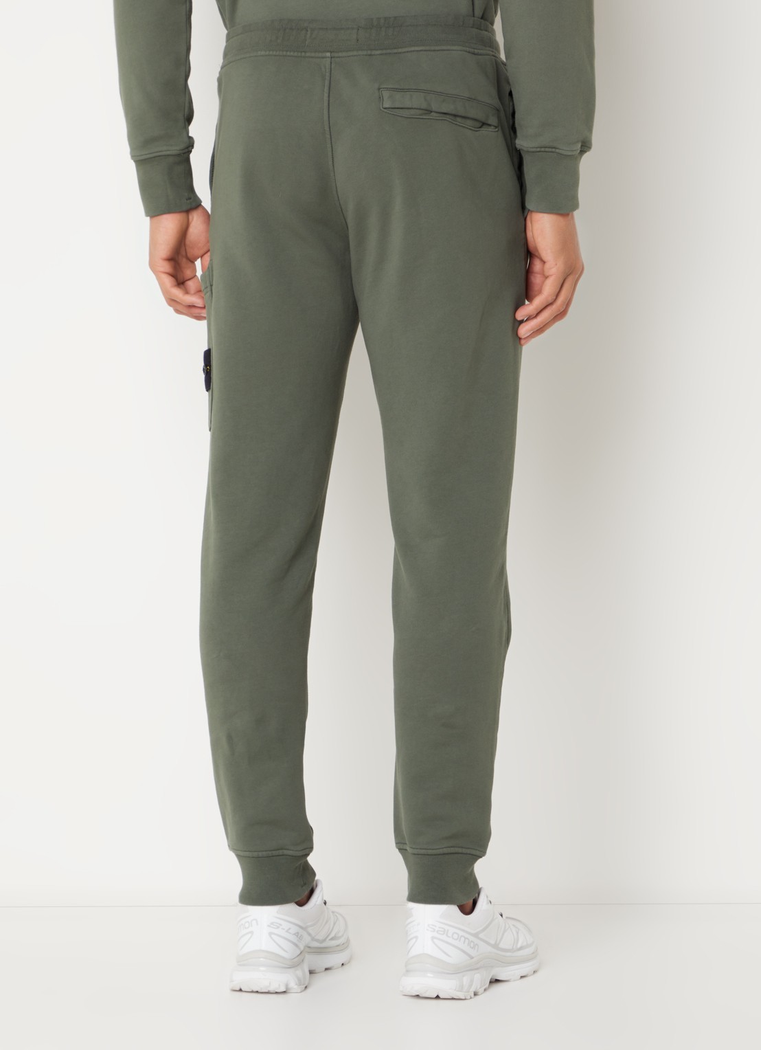 Stone Island 64551 tapered fit joggingbroek met steekzakken en logo - achterkant 6 legergroen