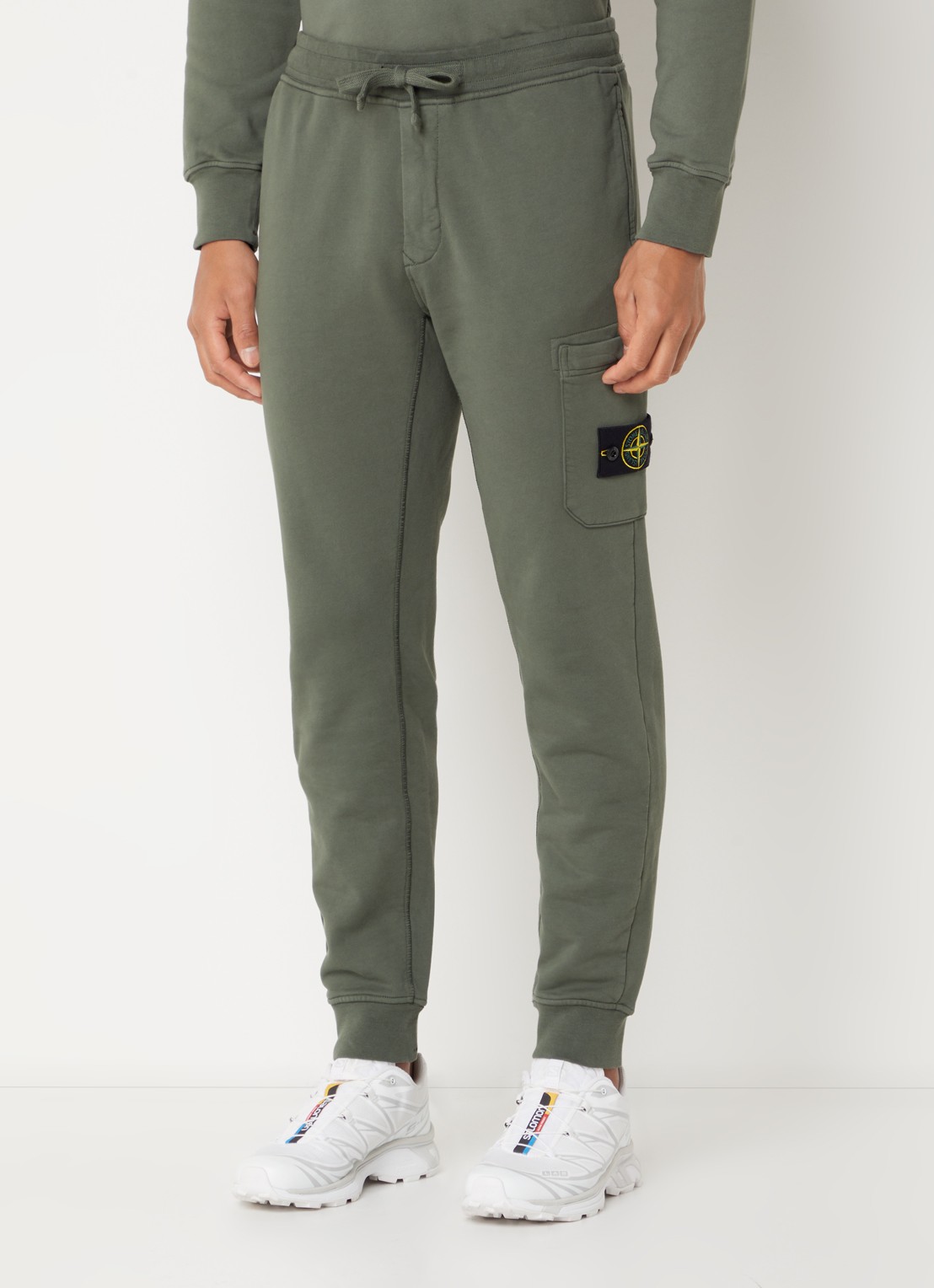 Stone Island 64551 tapered fit joggingbroek met steekzakken en logo - detail legergroen