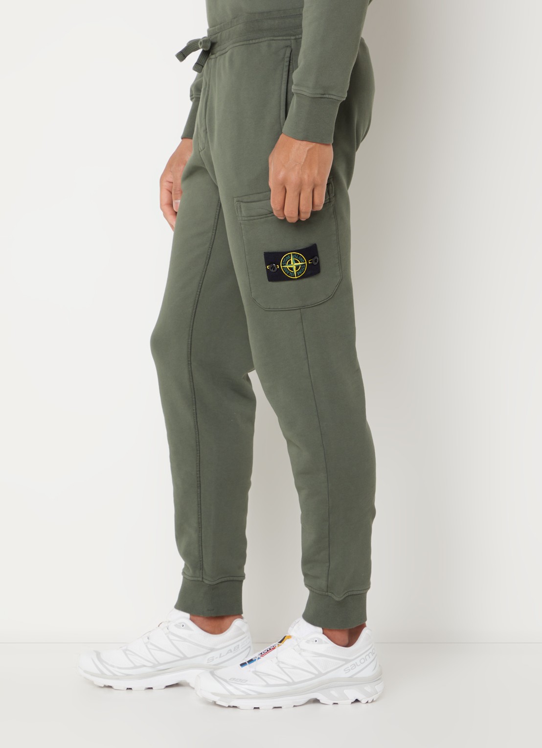 Stone Island 64551 tapered fit joggingbroek met steekzakken en logo - detail 2 legergroen