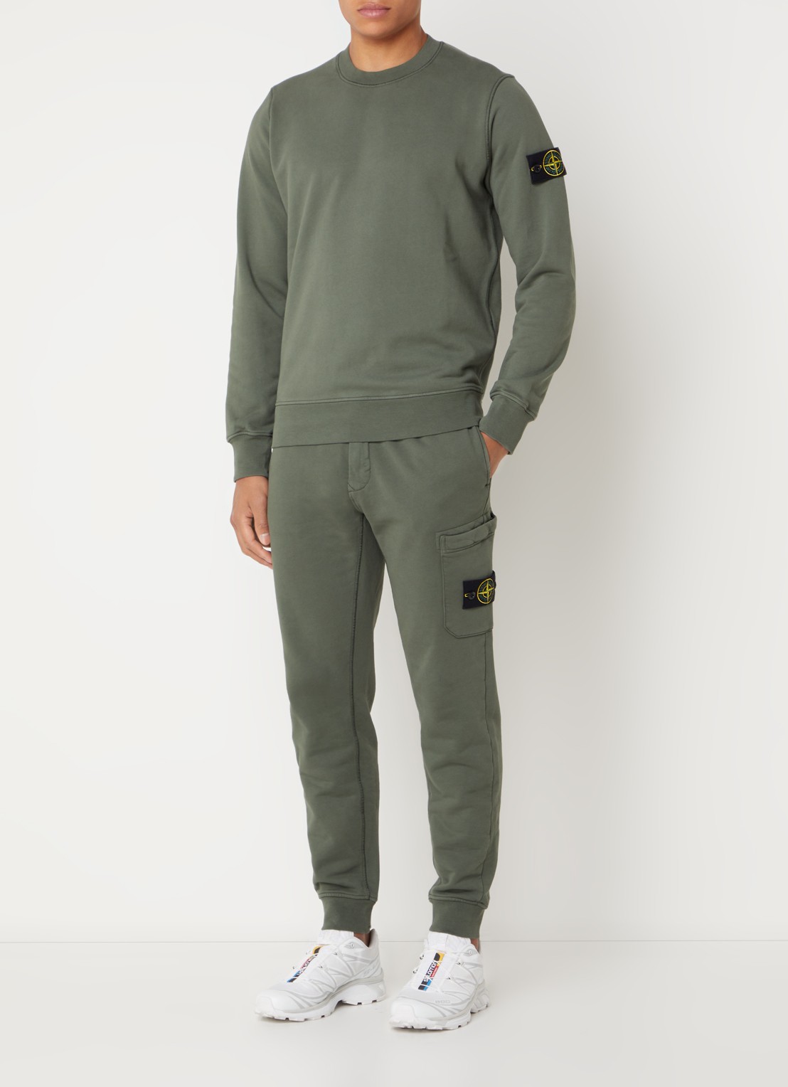 Stone Island 64551 tapered fit joggingbroek met steekzakken en logo - voorkant 5 legergroen