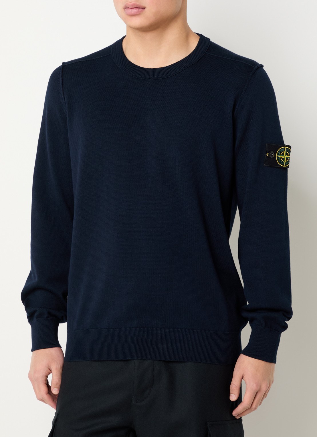 Stone Island 86002 fijngebreide trui met logo - detail 3 donkerblauw