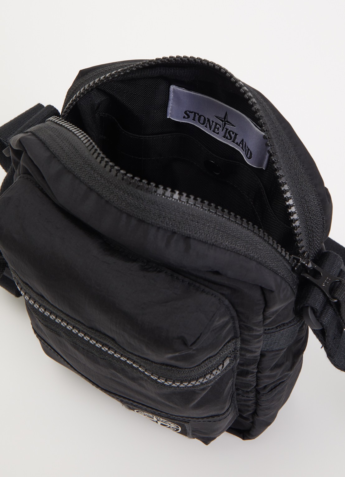 Stone Island 9200015 Crossbodytas met logo en verstelbare schouderriem - detail zwart
