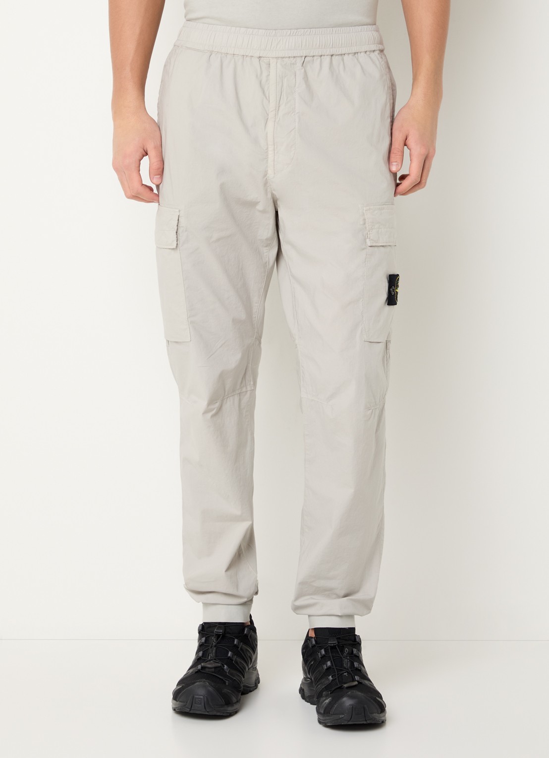Stone Island 93582 tapered fit cargobroek met steekzakken en logo - detail grijs
