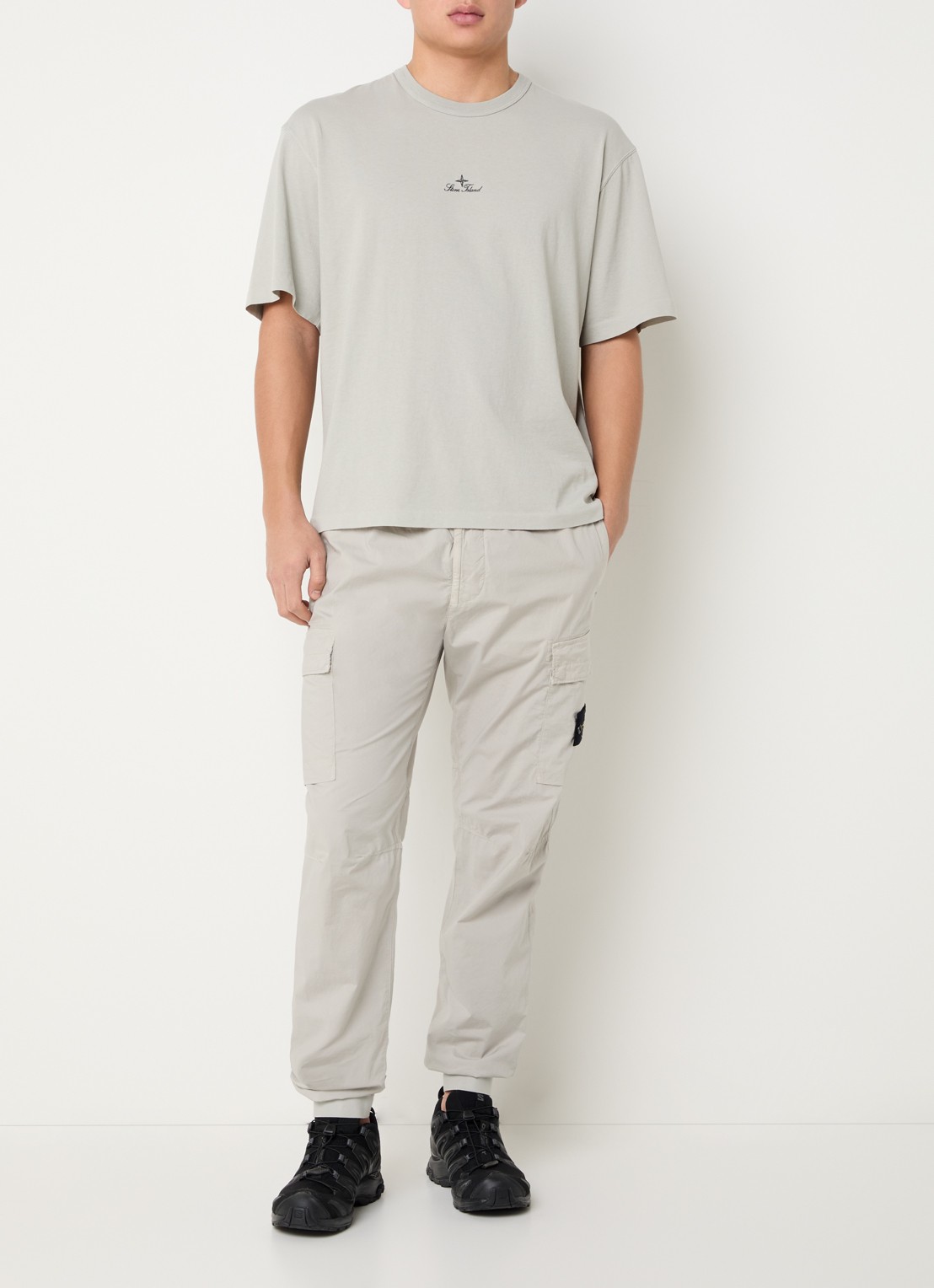Stone Island 93582 tapered fit cargobroek met steekzakken en logo - voorkant 6 grijs