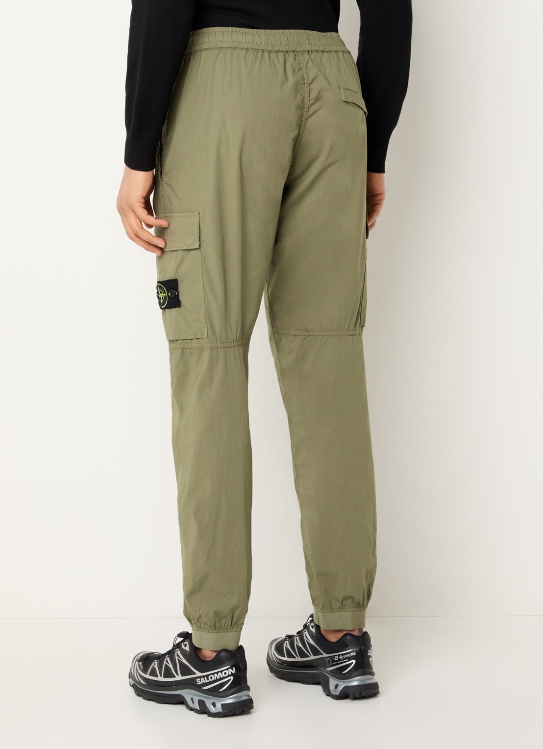 Stone Island 93582 tapered fit cargobroek met steekzakken en logo - achterkant mosgroen