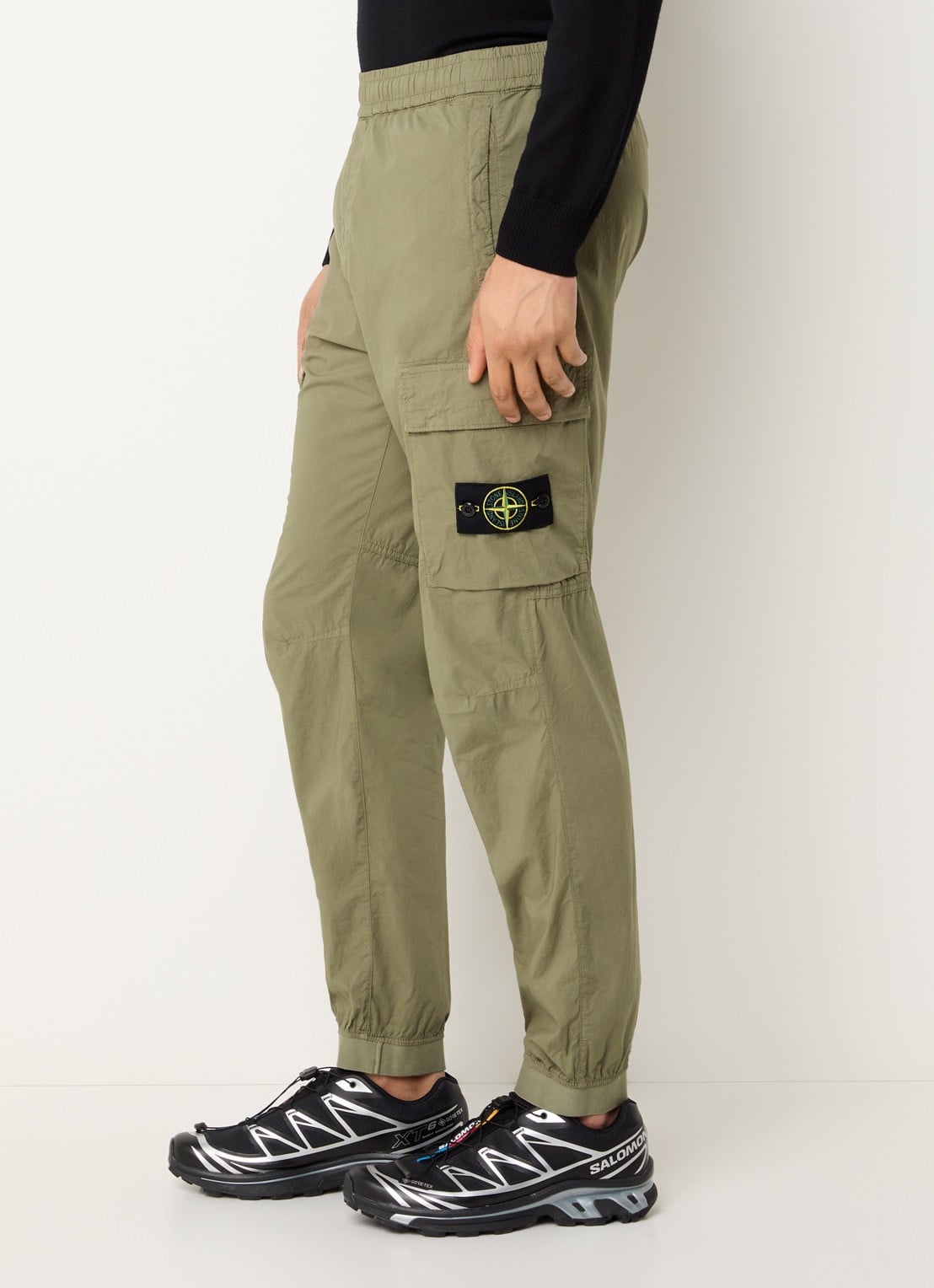 Stone Island 93582 tapered fit cargobroek met steekzakken en logo - detail 5 mosgroen